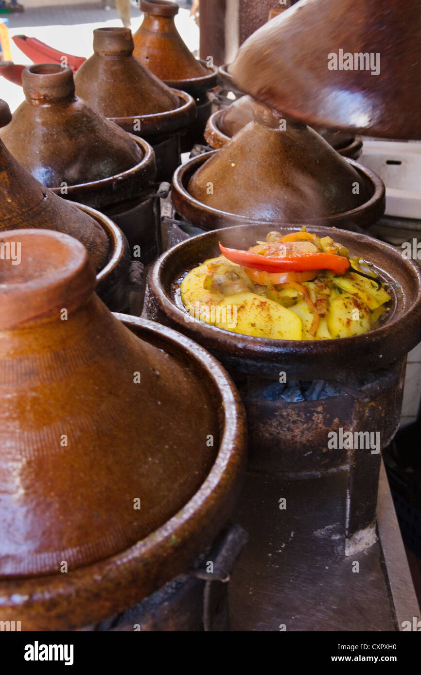 Fornitore Tajine di vendita, cibo tradizionale, nella città vecchia, Casablanca, Marocco Foto Stock