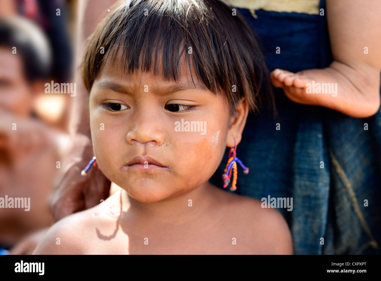 Una giovane Ann, a volte chiamata Eng, ragazza nel suo villaggio sulle colline Shan dello stato Shan orientale, Myanmar. Foto Stock