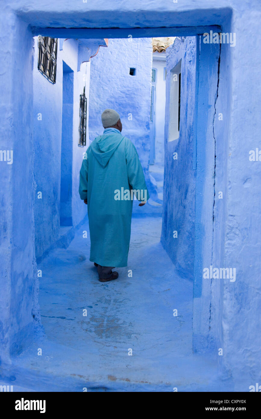 Uomo in una tradizionale casa blu, Chefchaouen, Marocco Foto Stock
