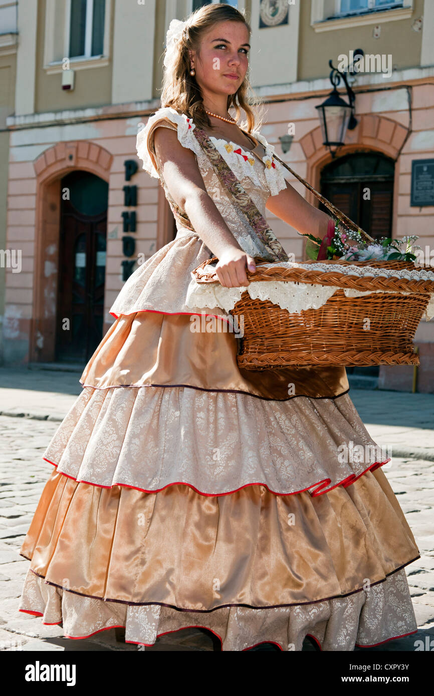 Venditore di fiori, abito tradizionale, Leopoli, Ucraina Foto Stock