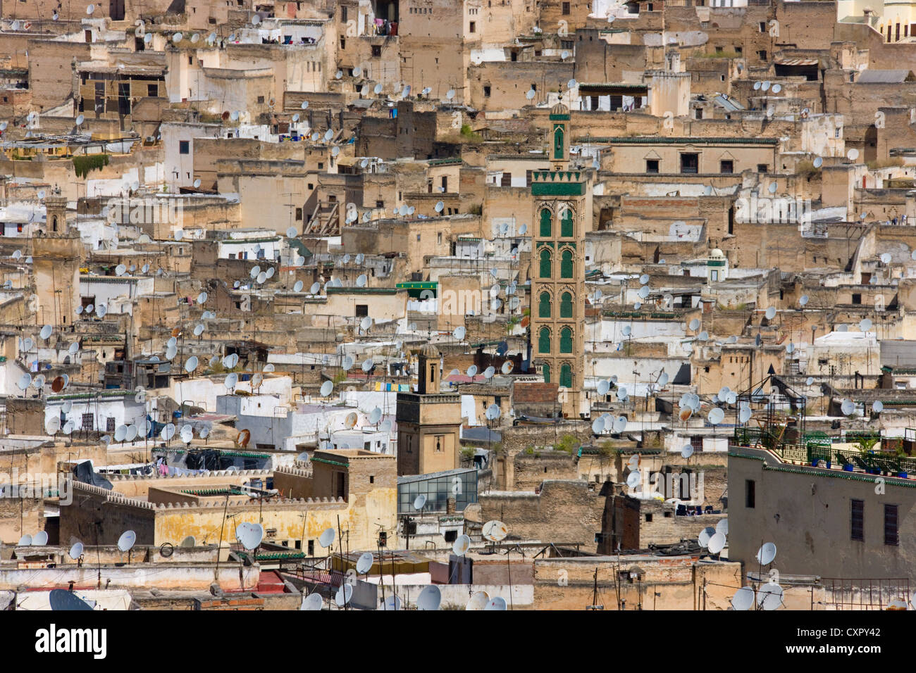 Cityscape di Fes dominato dal minareto, Marocco Foto Stock