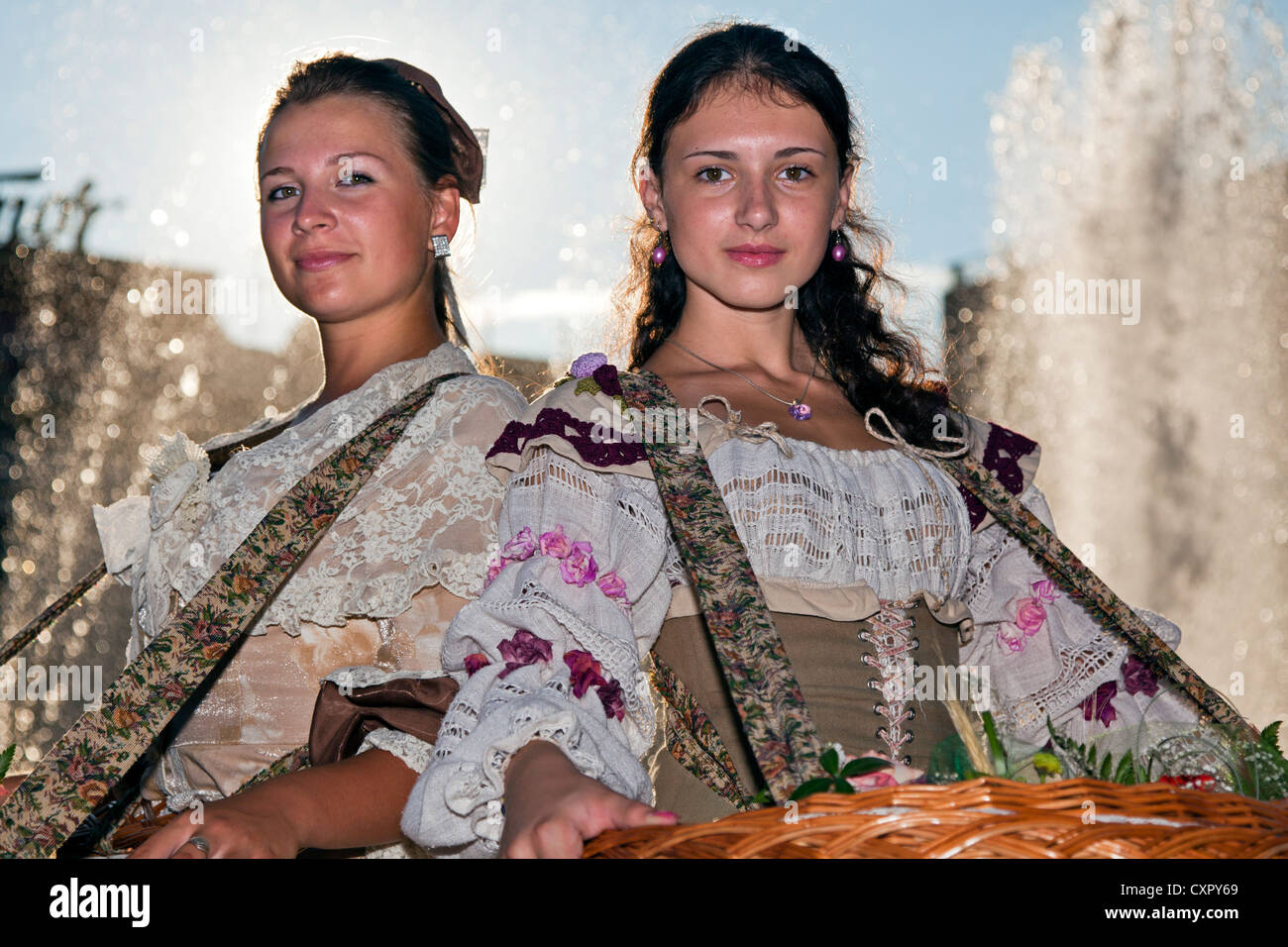 Venditori di fiori, abito tradizionale, Leopoli città vecchia, Ucraina Foto Stock