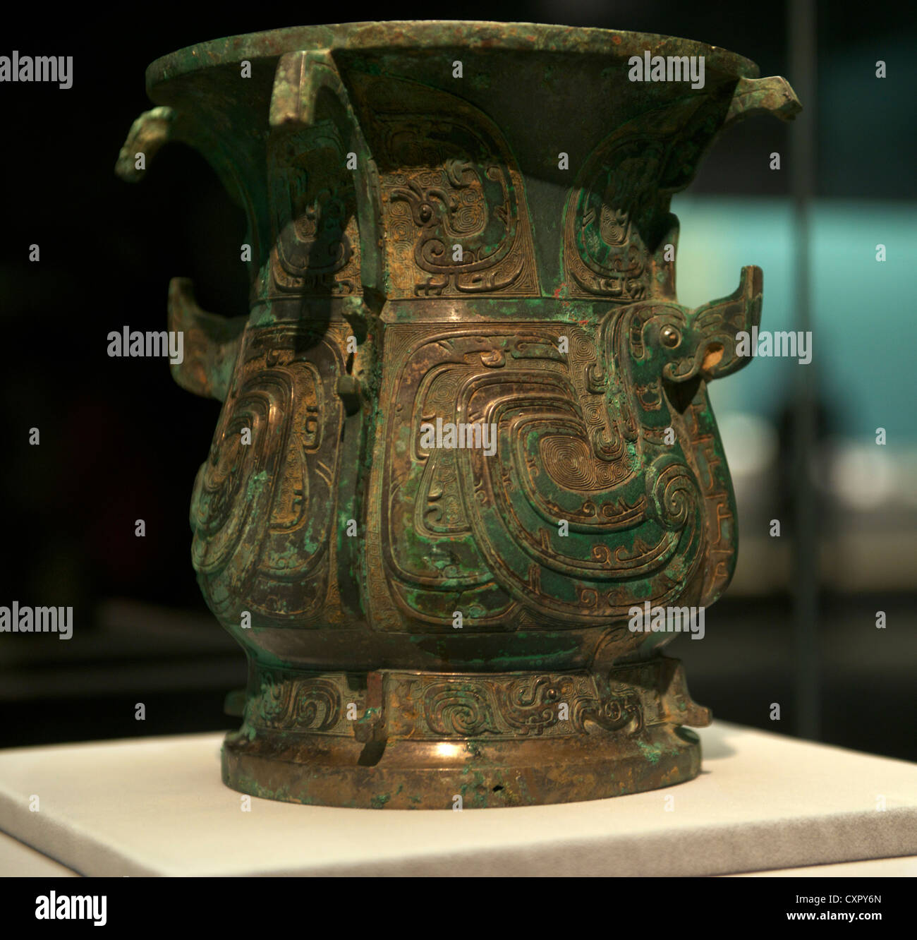 Phoenix Bird pattern Zun in bronzo (vino nave ) scavato da Dahekou tombe nella contea di Yicheng, nella provincia di Shanxi. Museo dello Shanxi. Foto Stock