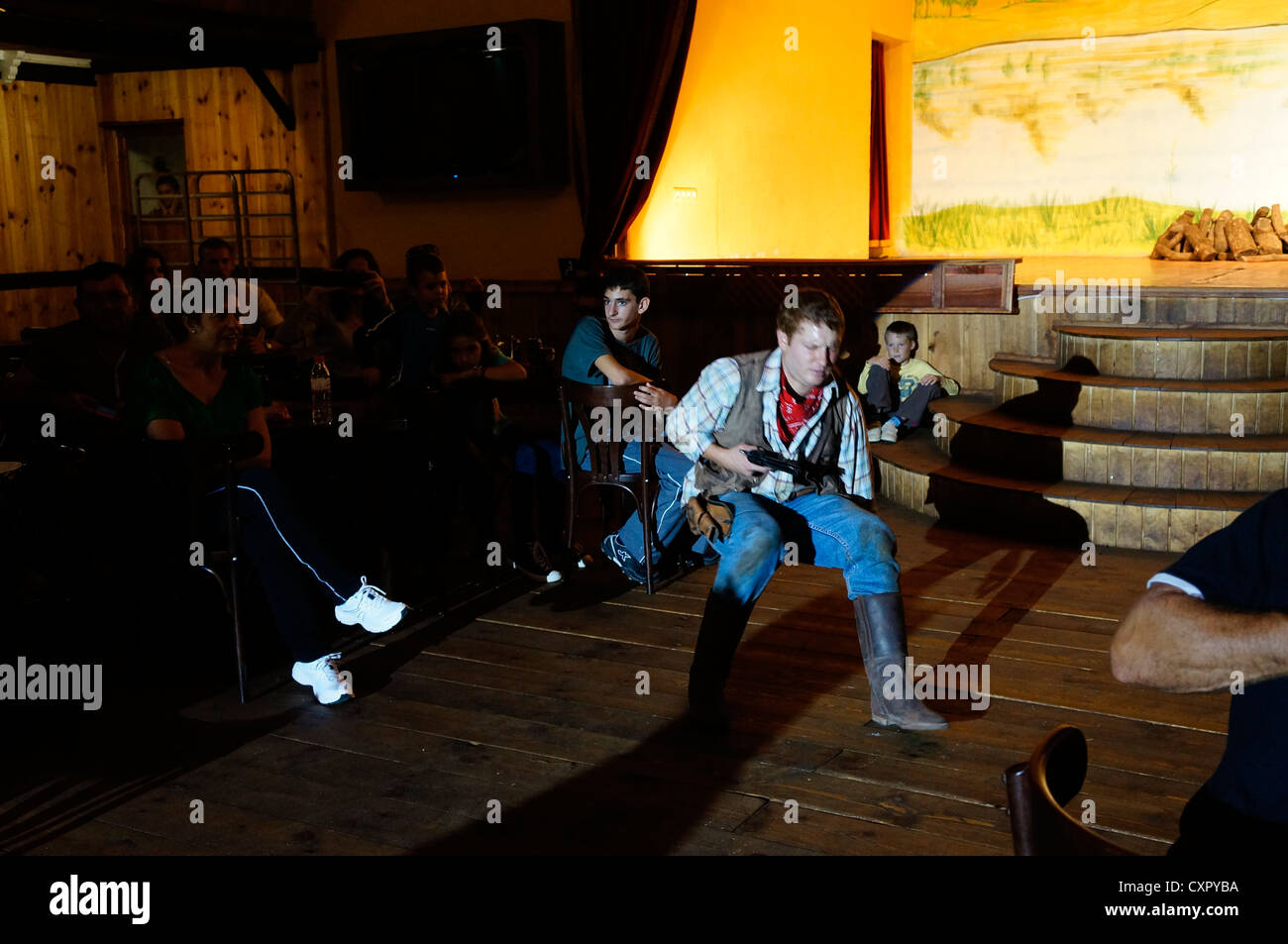 Cowboy pistolero con azione a pistola vecchio west americano shoot out sulla storica autentica replica gunfight rievocazione storica il salone club. Foto Stock