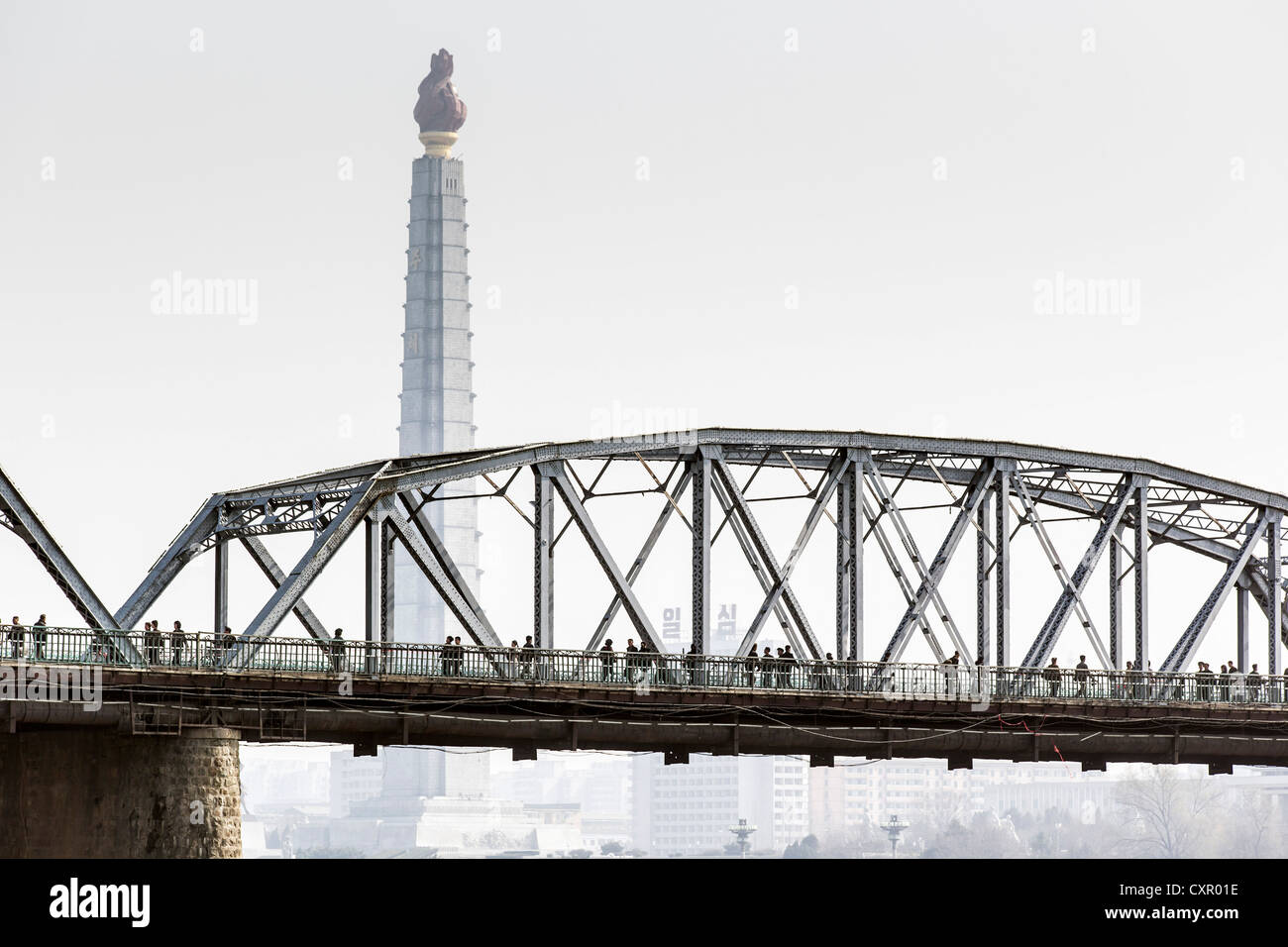 Popoli democratici la Repubblica di Corea (DPRK), Corea del Nord Pyongyang, ponte che attraversa il fiume Taedong, Juche Tower (simbolo di Foto Stock