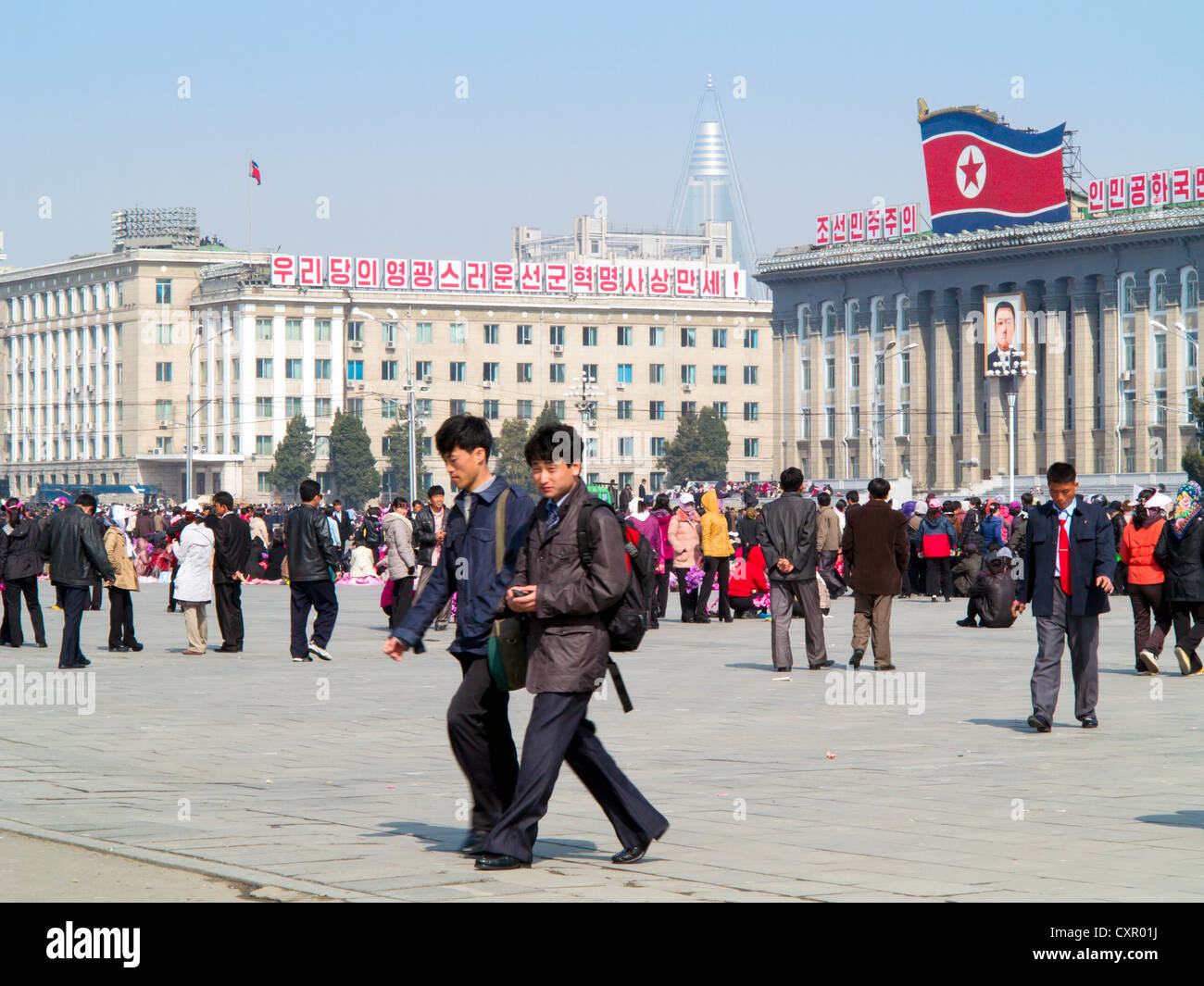 Popoli democratici la Repubblica di Corea (DPRK), Nord Corea, Kim Il Sung Square nella città capitale di Pyongyang Foto Stock