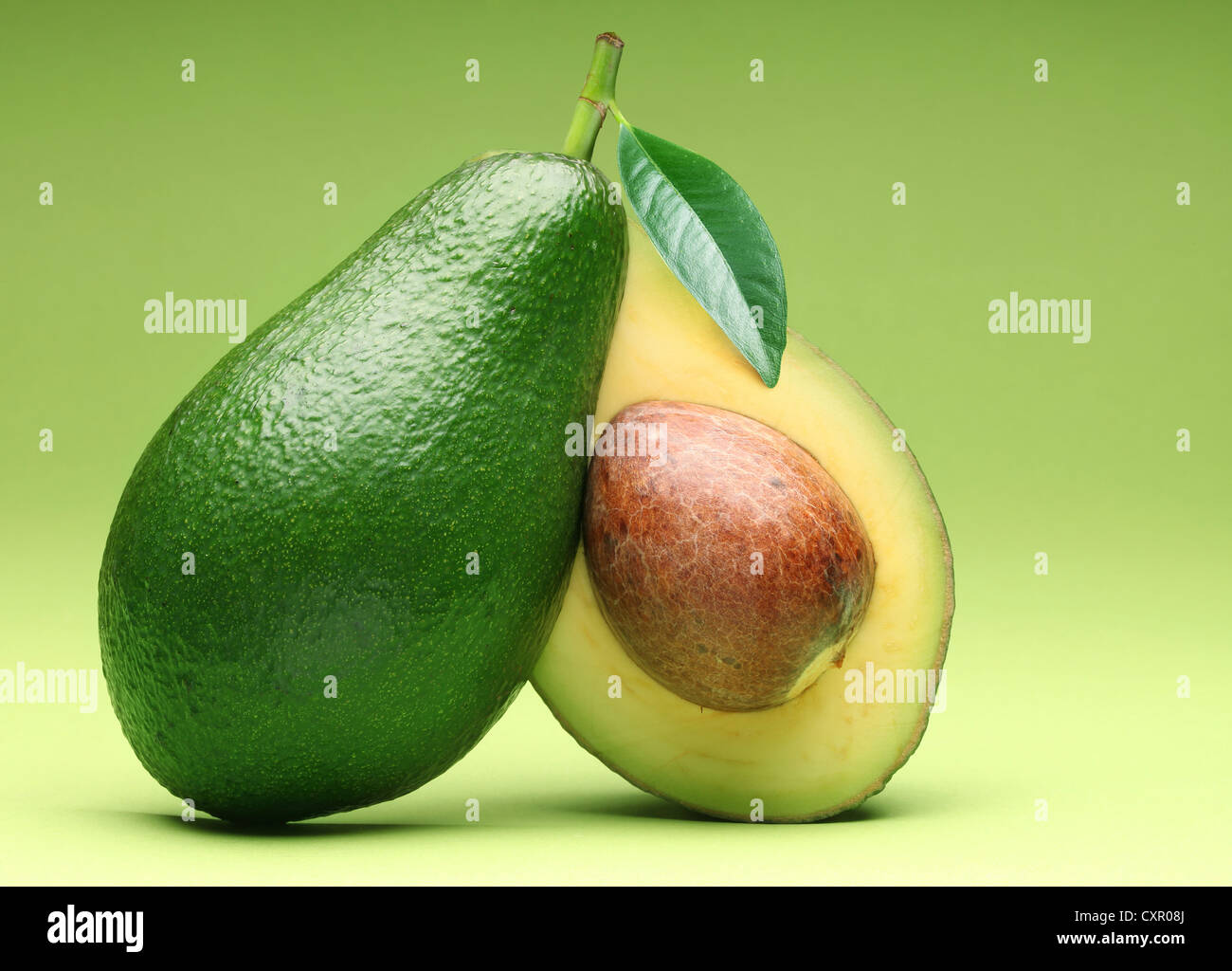 Avocado isolata su uno sfondo verde. Foto Stock