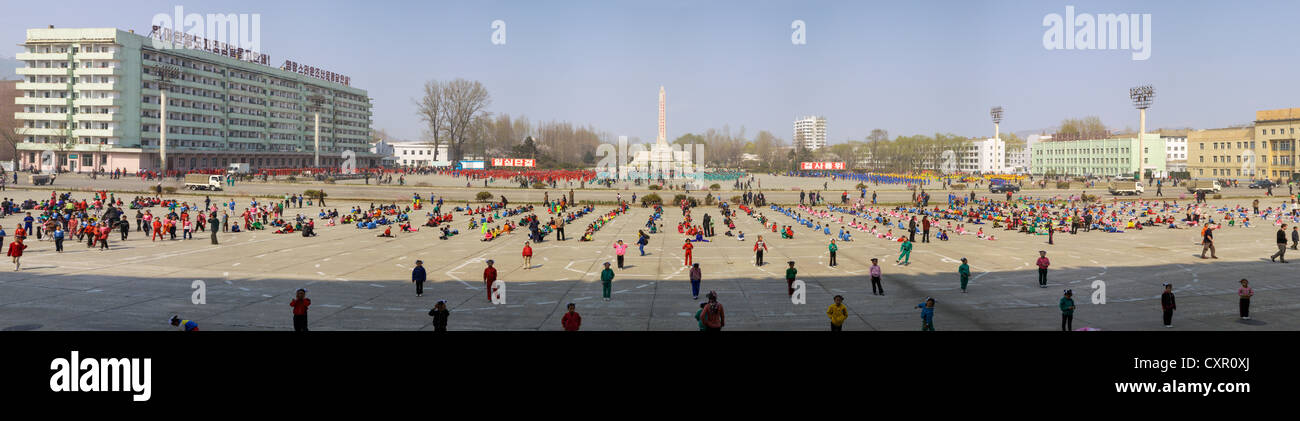 Popoli democratici la Repubblica di Corea (DPRK), la Corea del Nord, Hamhung, bambini praticando i giochi di massa al di fuori del Grand Theatre Foto Stock