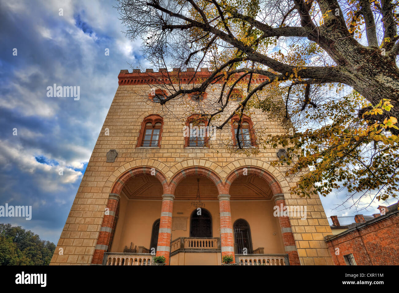 Famoso castello medievale sotto autunnale di cielo nuvoloso al comune di Barolo in Piemonte, Italia settentrionale. Foto Stock