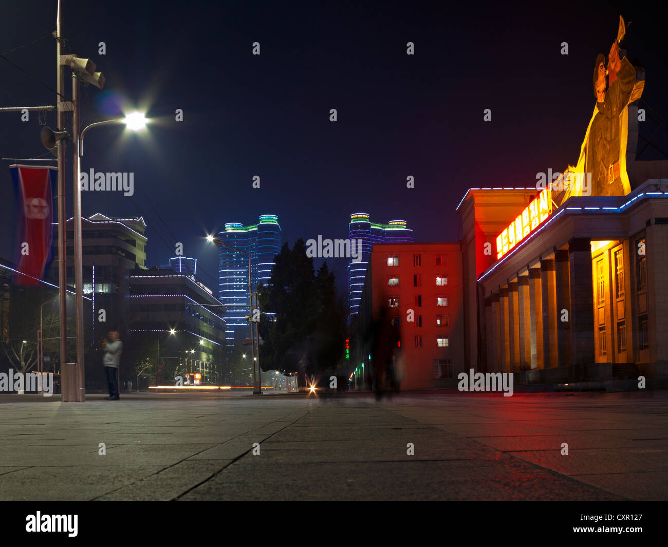 Popoli democratici la Repubblica di Corea (DPRK), Nord Corea, Kim Il Sung Square, illuminata di notte Foto Stock