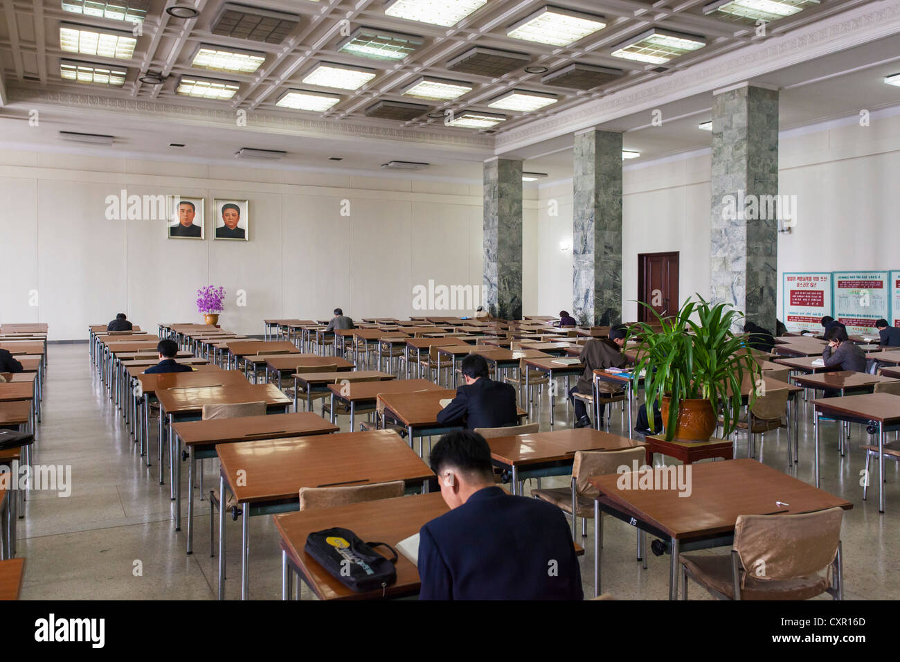 Popoli democratici la Repubblica di Corea (DPRK), Corea del Nord Pyongyang, Grand popolare casa di studio, aula e ritratto della Foto Stock