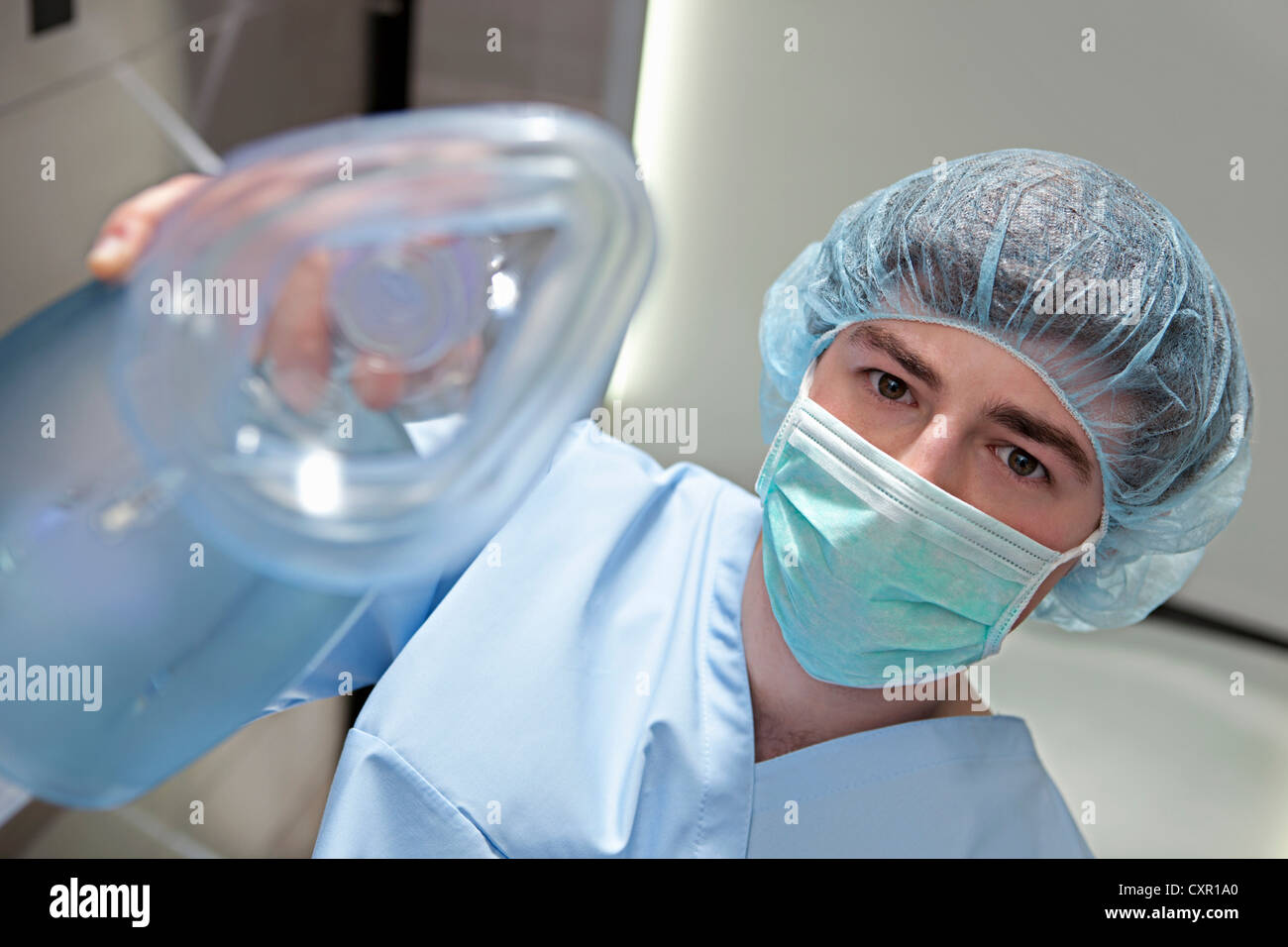 Anestesista rianimatore con maschera di anestetico Foto Stock