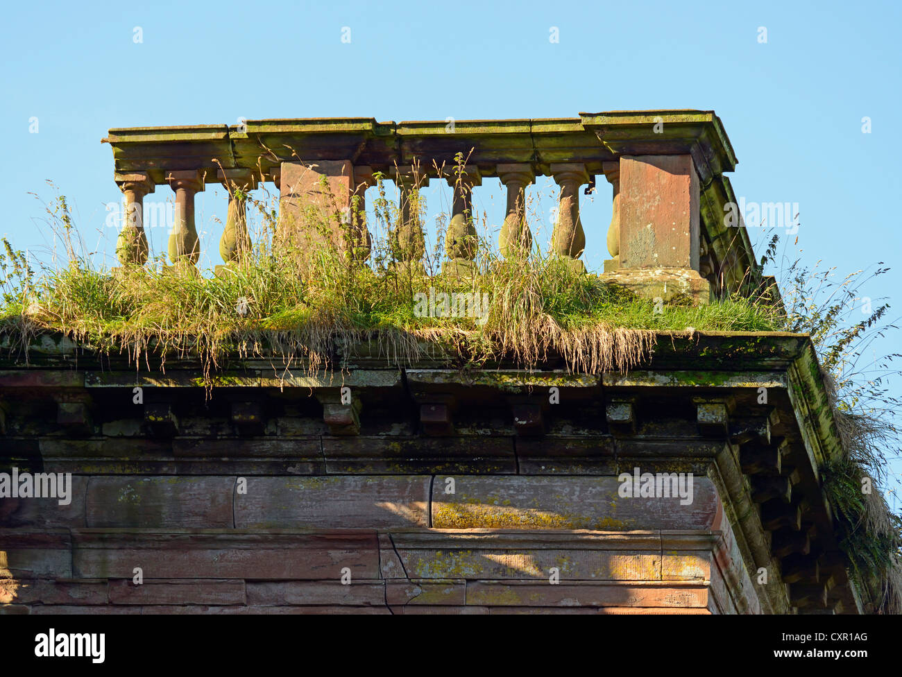 Balaustra in pietra. Testa alta rovina del castello (dettaglio). Ivegill, Cumbria, England, Regno Unito, Europa. Foto Stock