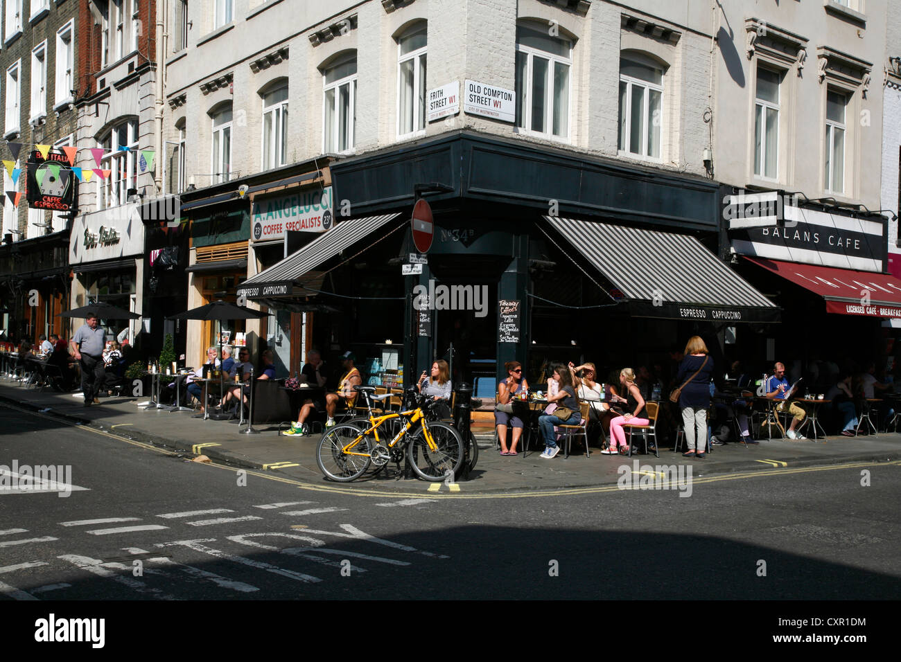 Caffetterie e negozi di caffè nell'angolo di Old Compton Street e Frith Street, Soho, London, Regno Unito Foto Stock