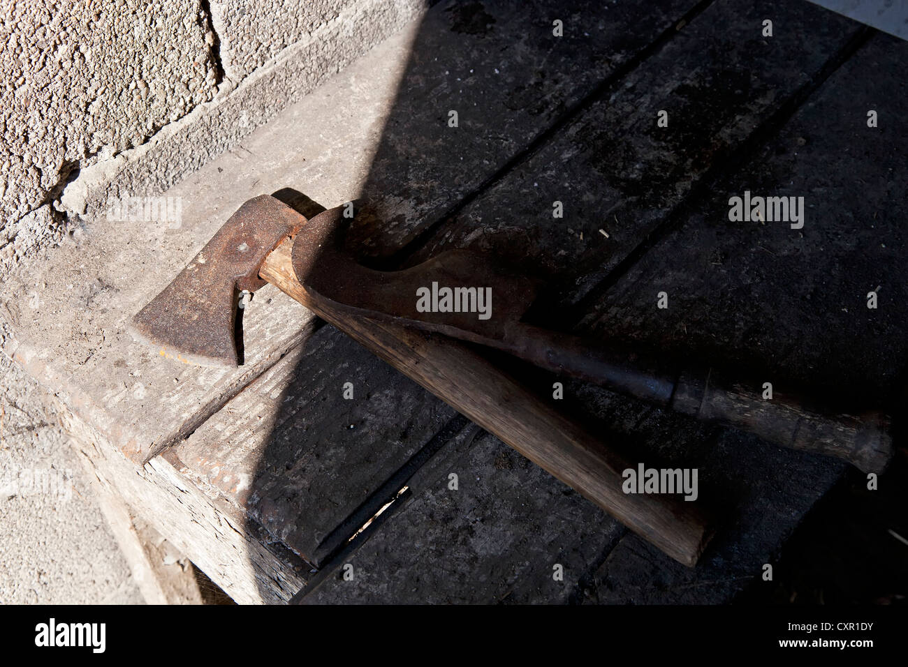 Vecchio grungy ax e la barra di taglio a flagelli Foto Stock