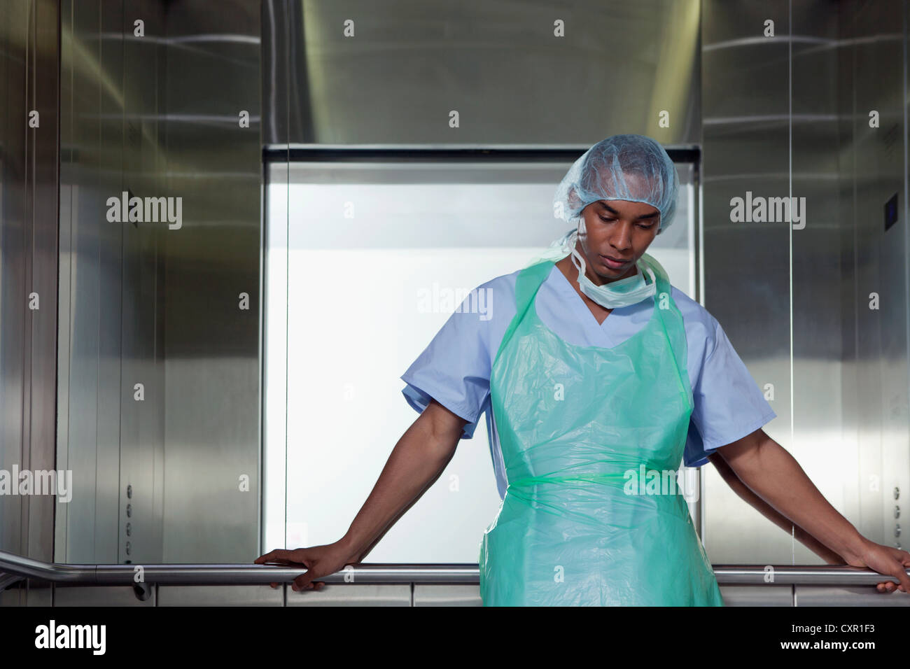 Ritratto di chirurgo in ospedale ascensore Foto Stock