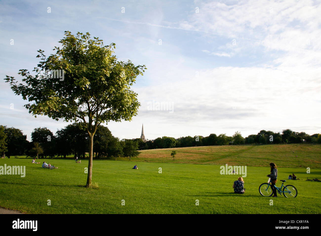 Guardando attraverso Brockwell Park alla Chiesa della Santa Trinità, Tulse Hill, London REGNO UNITO Foto Stock