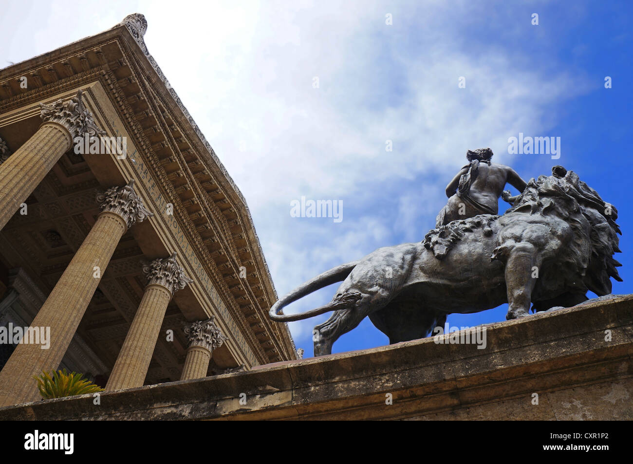 Vista dell'ingresso della scultura e la facciata principale del Teatro Massimo di Palermo in Sicilia Foto Stock