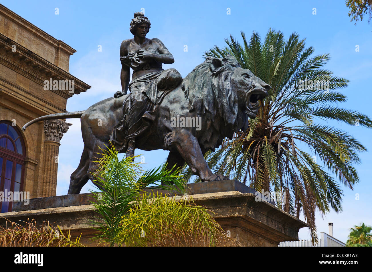 Lion metallico sculptureat l ingresso del Teatro Massimo di Palermo,Sicilia Foto Stock