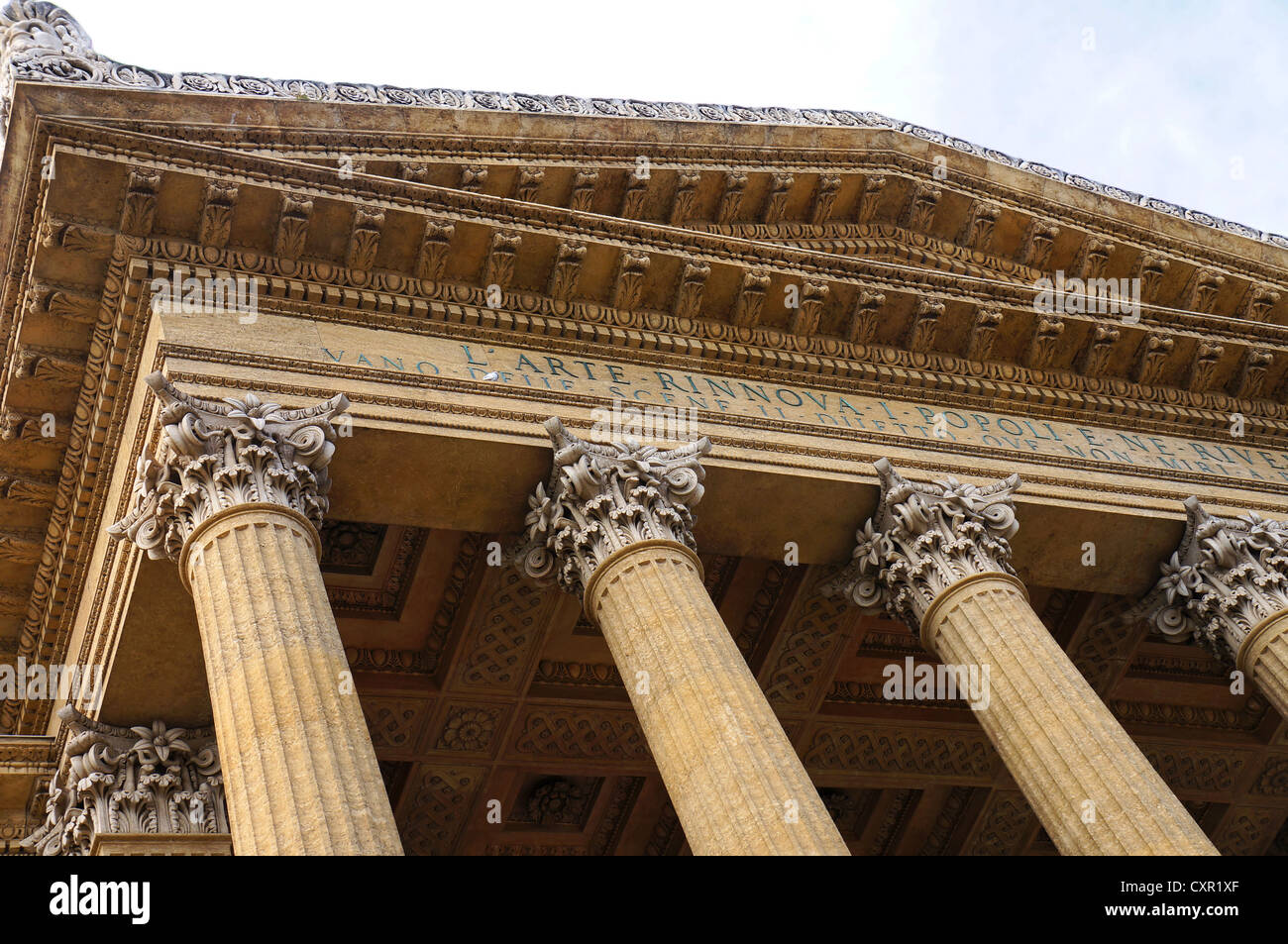 I dettagli architettonici della facciata principale del Teatro Massimo di Palermo in Sicilia Foto Stock