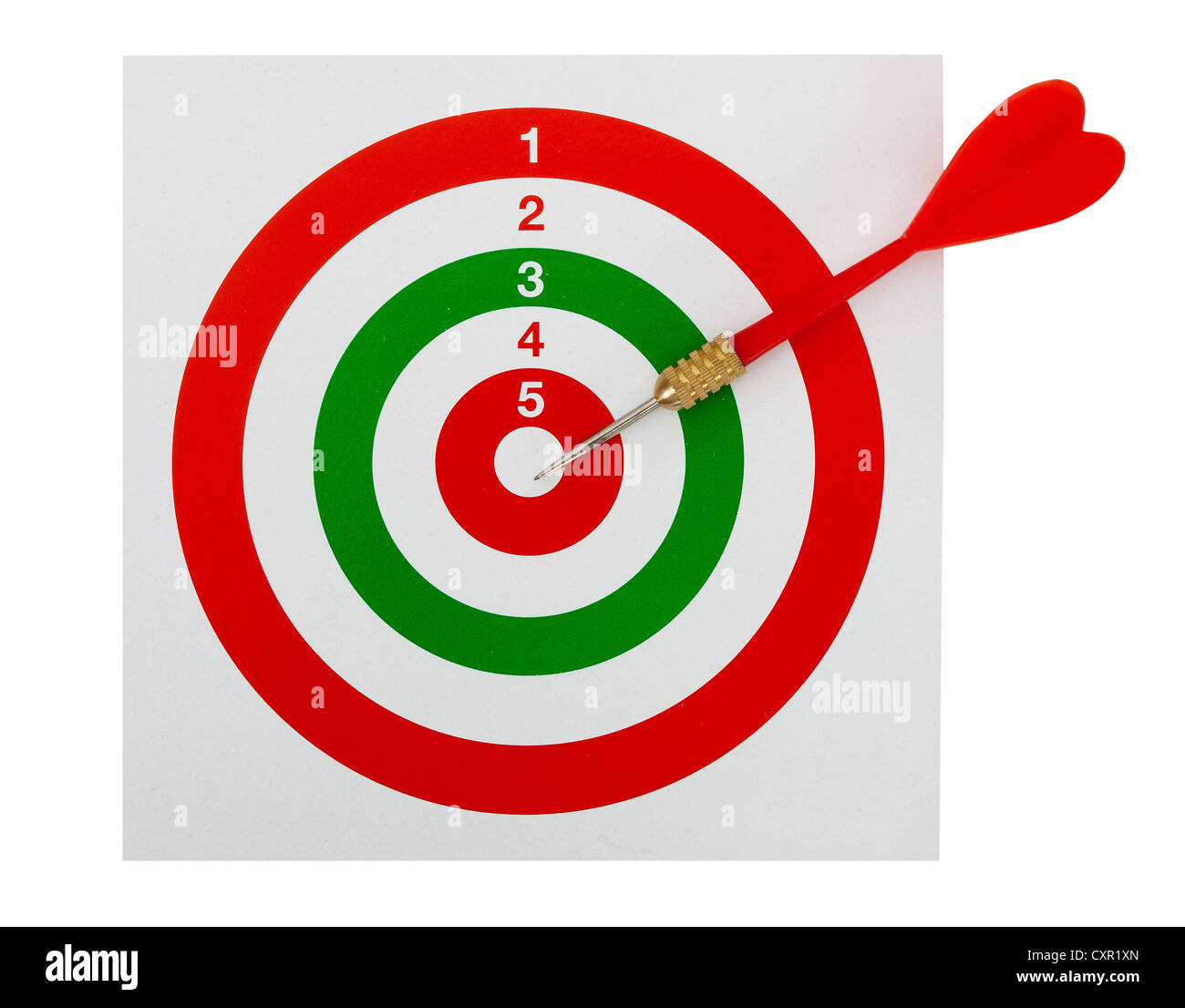 Dart e target, isolato su sfondo bianco Foto Stock
