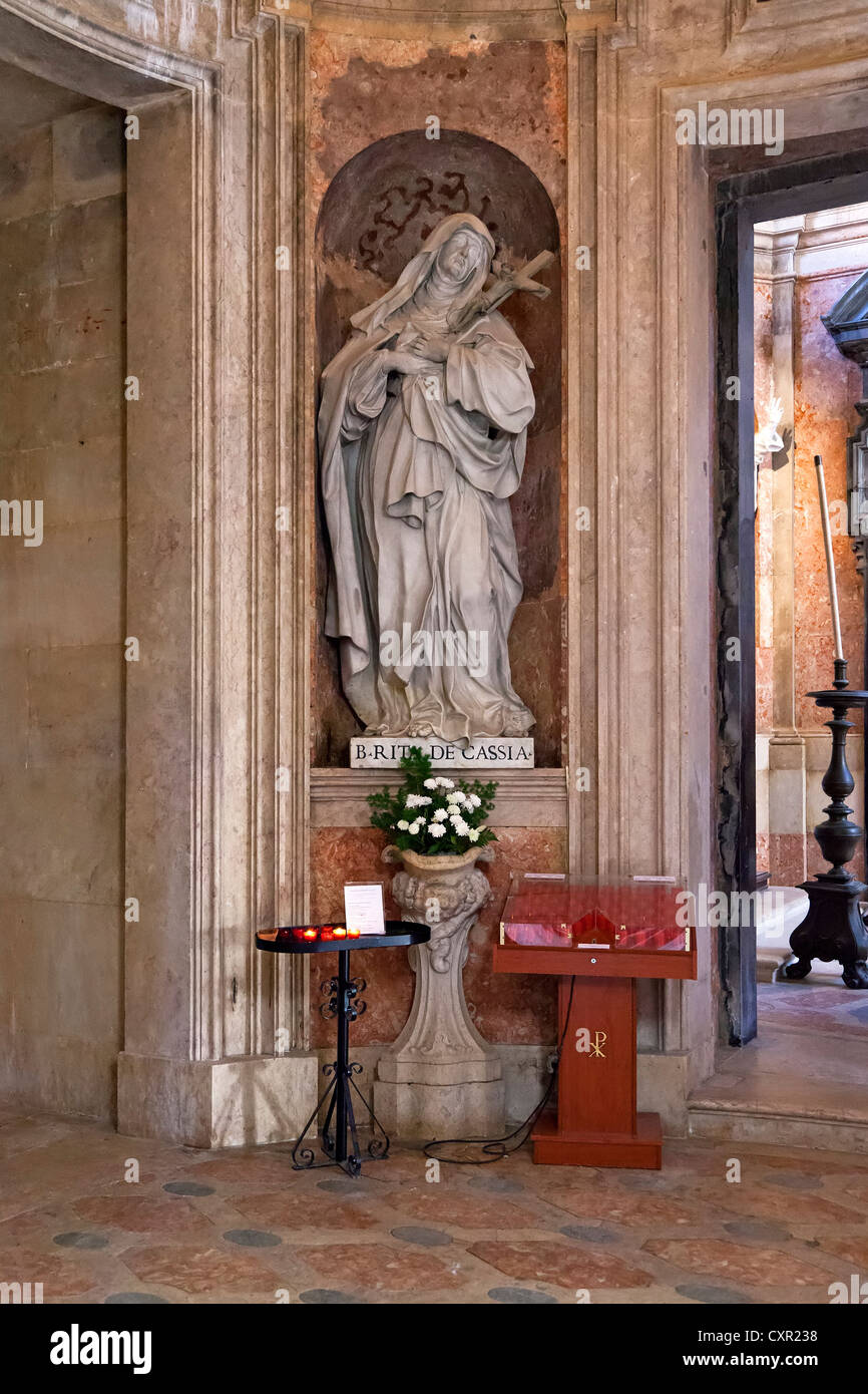 Santa Rita da Cascia. Barocco italiano statua nella Basilica della Mafra National Palace, Portogallo. Foto Stock