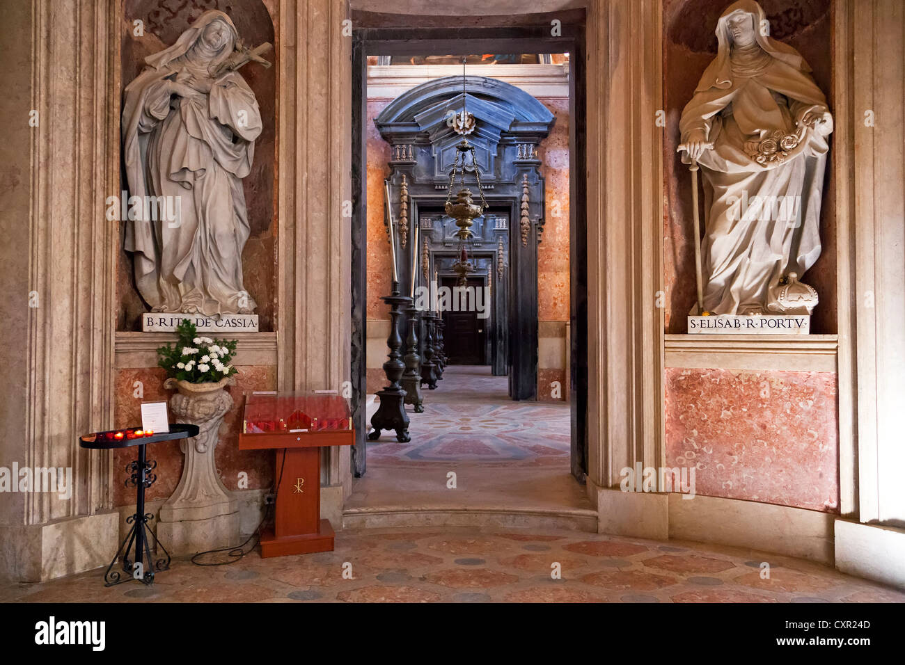 Santa Rita da Cascia e Santa Elisabetta di Portogallo. Italiano statue barocche nella Basilica della Mafra National Palace, Portogallo. Foto Stock