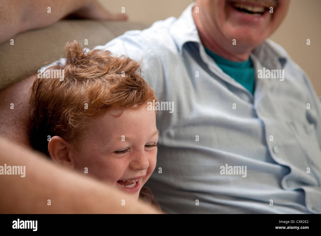 Ragazzo di ridere con il nonno Foto Stock