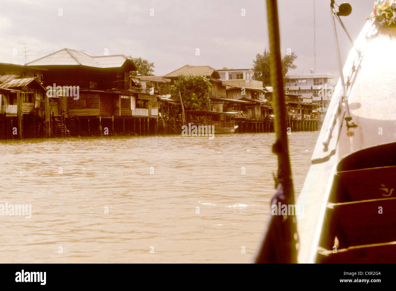 Il fiume Chao Phraya,imbarcazioni,taxi d'acqua,canali di irrigazione,chiatte, trasporto,arteria vitale per Bangkok, Tailandia Foto Stock