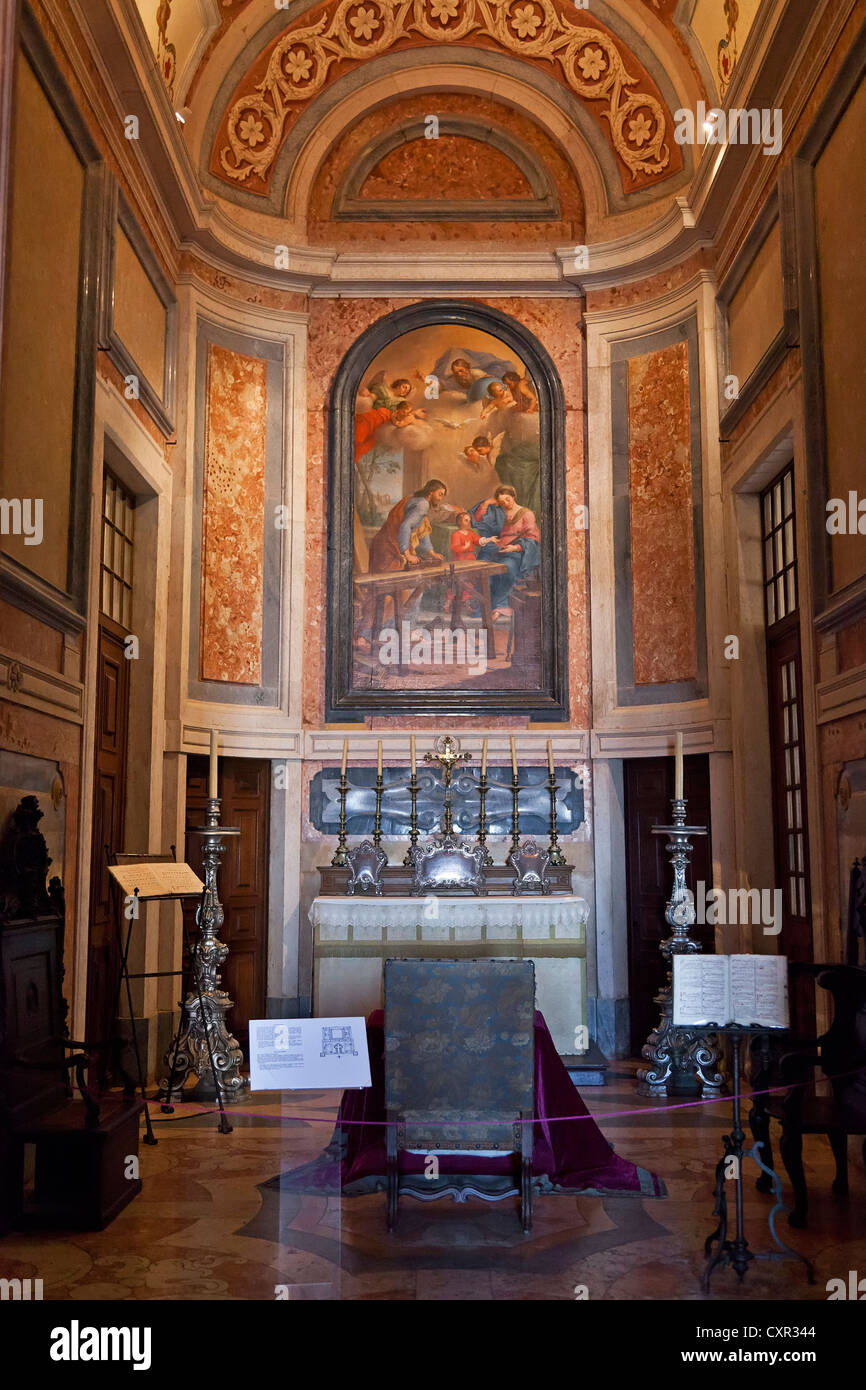 Re della cappella. Mafra National Palace, del convento e della Basilica in Portogallo. I religiosi francescani ordine. Architettura Barocca. Foto Stock