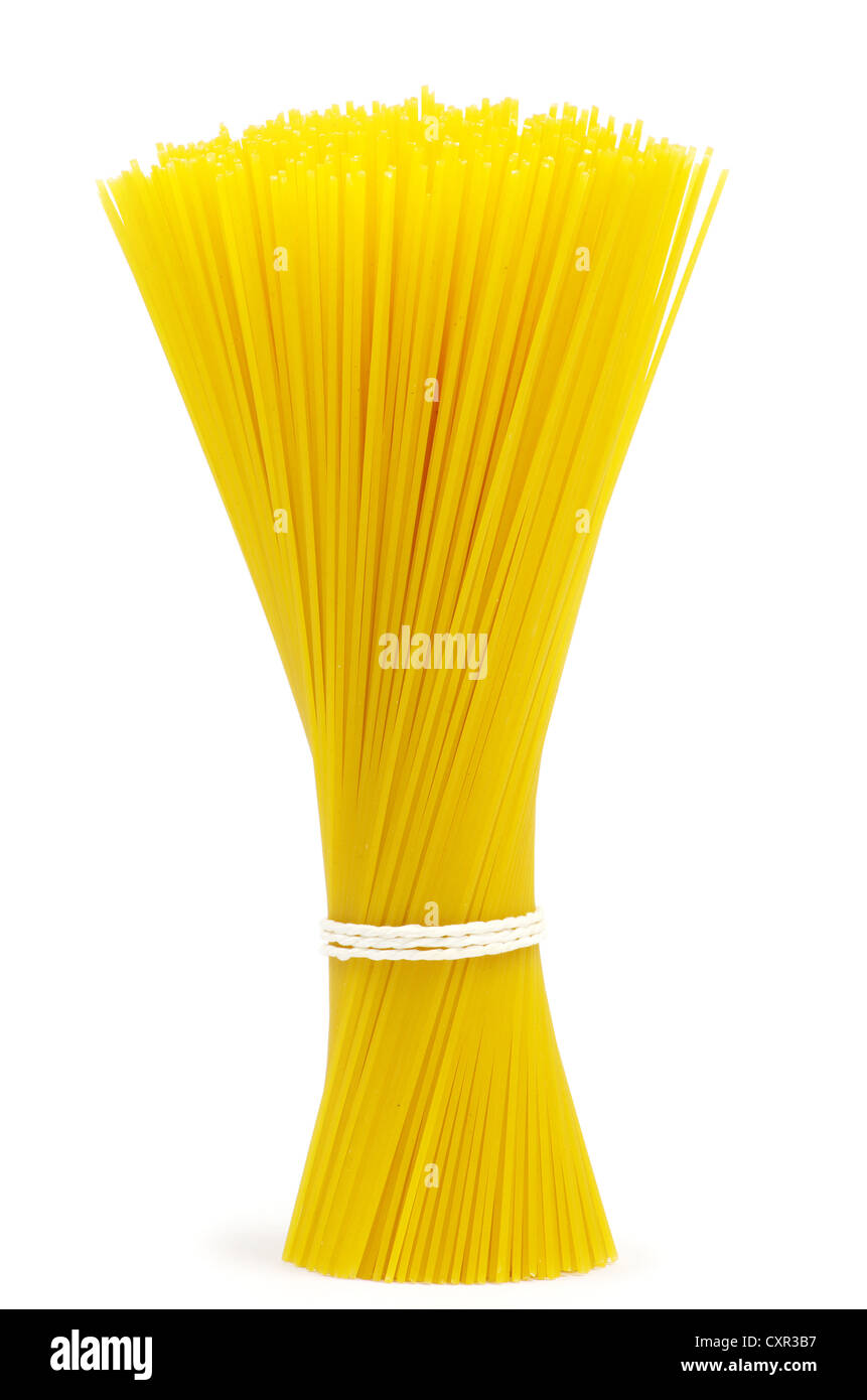 Mazzetto di spaghetti isolati su sfondo bianco. Foto Stock