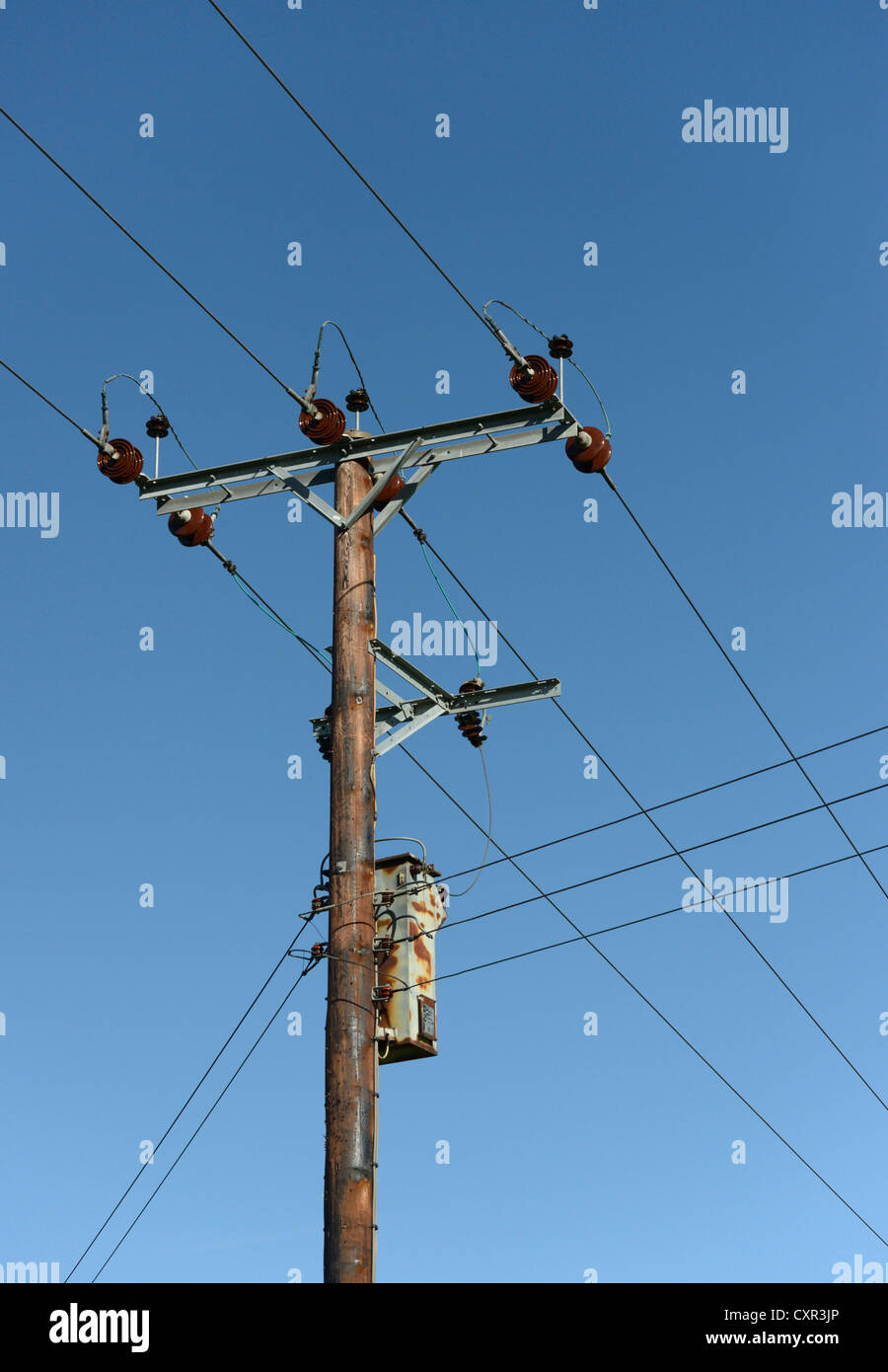 11 kV. elettrodotti aerei e trasformatore su palo di legno. Ivegill, Cumbria, England, Regno Unito, Europa. Foto Stock