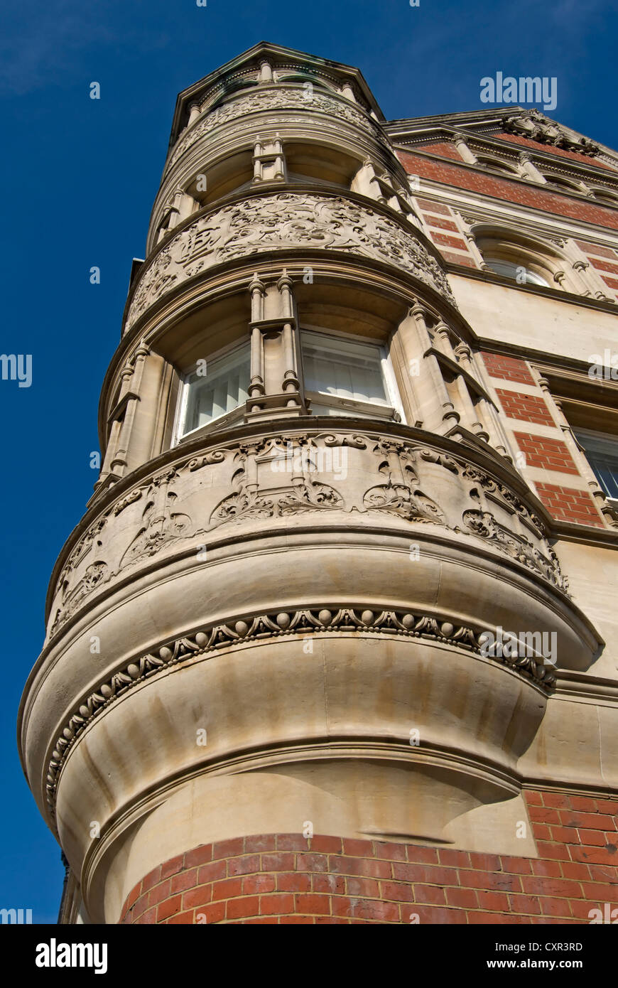 Franco fiamminga di sculture su un angolo la torretta del 1895 NATWEST BANK branch, Wimbledon Village, a sud-ovest di Londra - Inghilterra Foto Stock