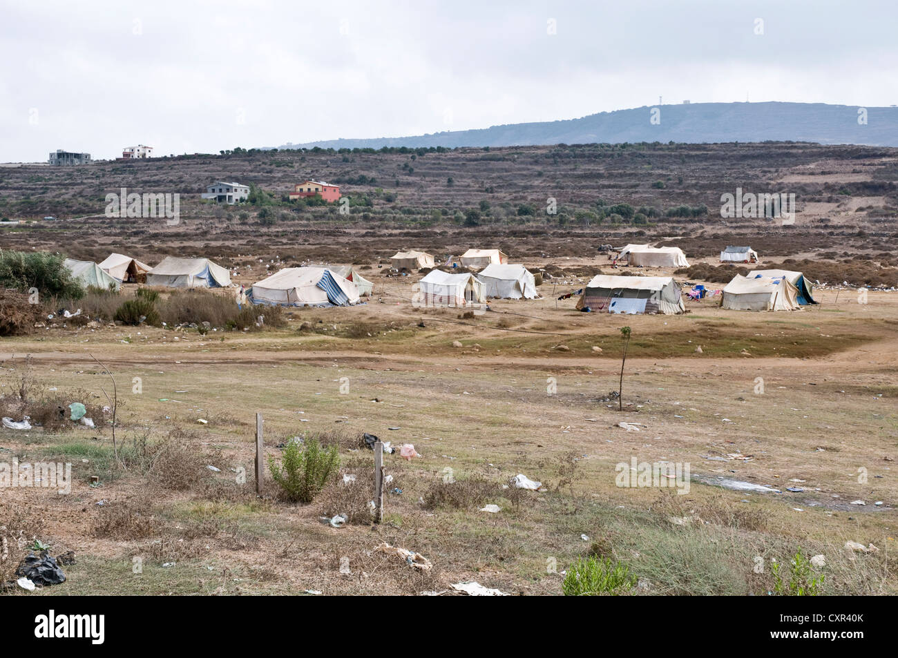 Un campo di rifugiati a tenda per i migranti siriani nella regione libanese settentrionale di Wadi Khaled, appena a sud del confine tra Siria e Libano. Foto Stock