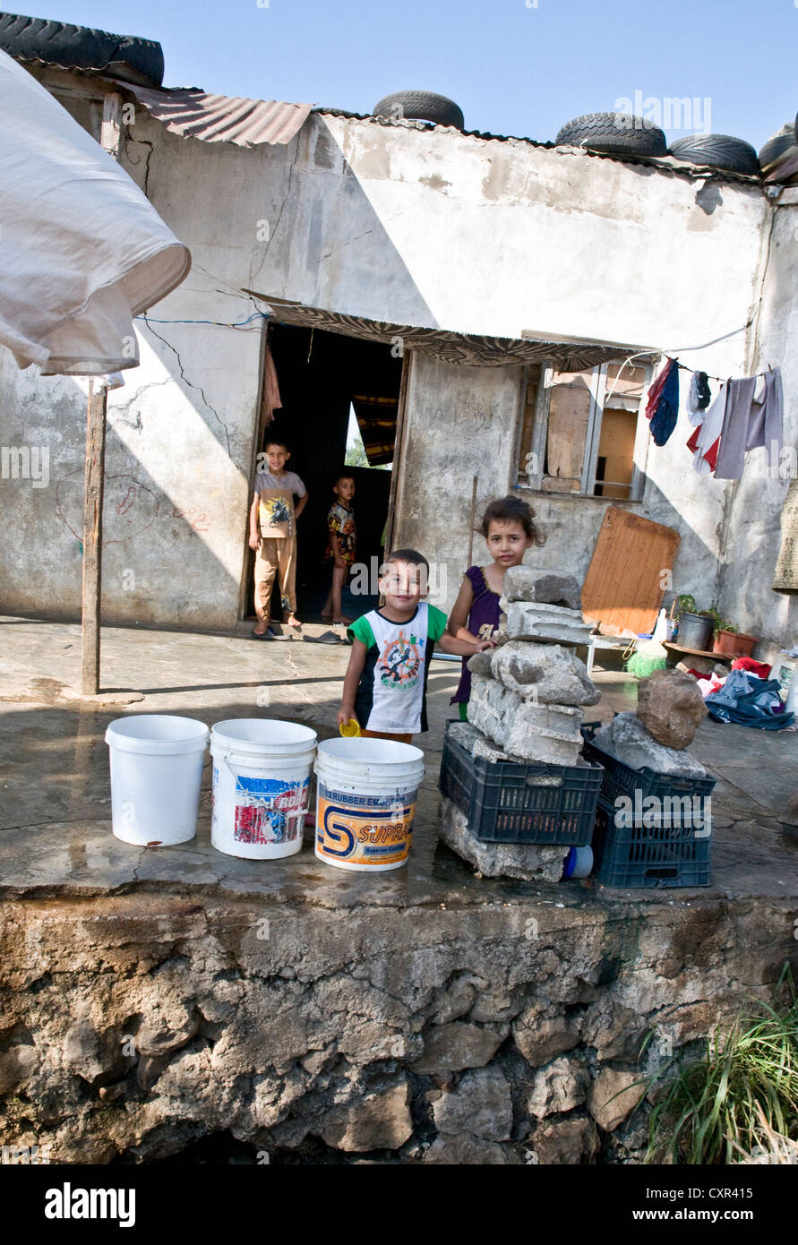 Bambini rifugiati siriani in una casa di fortuna nella regione di Wadi Khaled, nel nord del Libano, lungo il confine tra Libano e Siria. Foto Stock