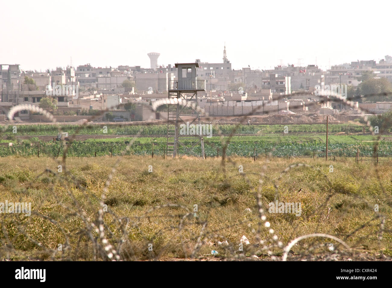 Guardando la città curda siriana di al-Qamishli dal recinto di confine sul lato turco, nella città di Nusaybin, Anatolia, Turchia. Foto Stock