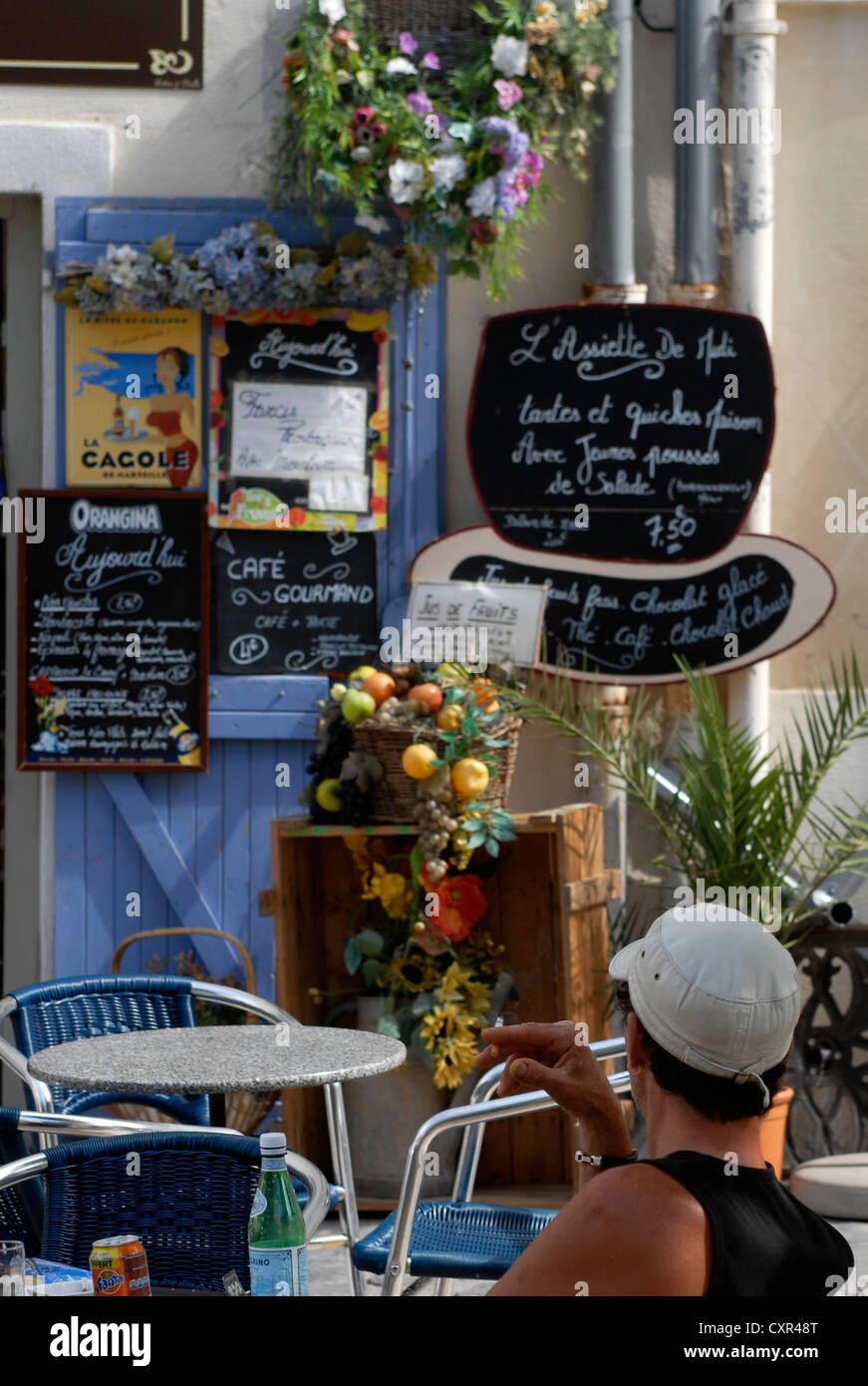 L'uomo, Bar, Teeace, Place des Pistoles Le Panier, Marsiglia Provence Alpes Cote d Azur, in Francia, in Europa Foto Stock