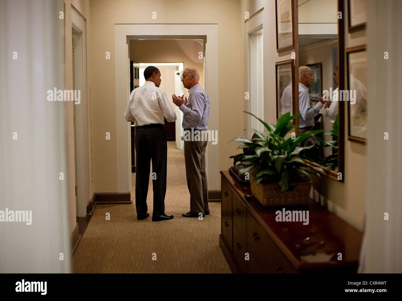 Il Presidente Usa Barack Obama e il Vice Presidente Joe Biden parla Luglio 31, 2011 in un ala ovest corridoio alla Casa Bianca in tra le riunioni per discutere gli sforzi in atto nel limite del debito e la riduzione del deficit colloqui. Foto Stock