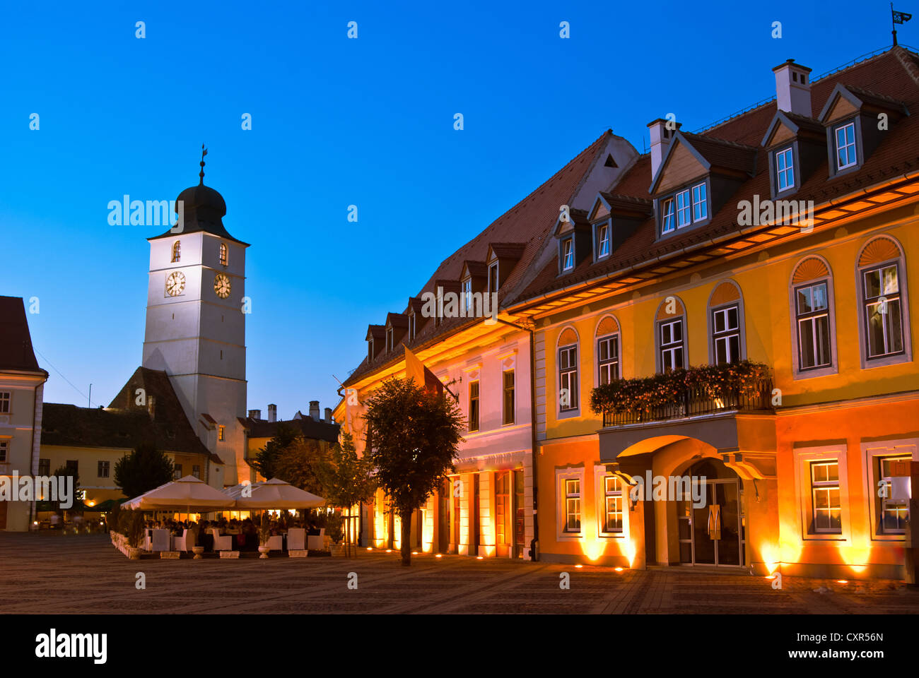 La piazza principale e la torre del consiglio a Sibiu in Romania a blue ora Foto Stock
