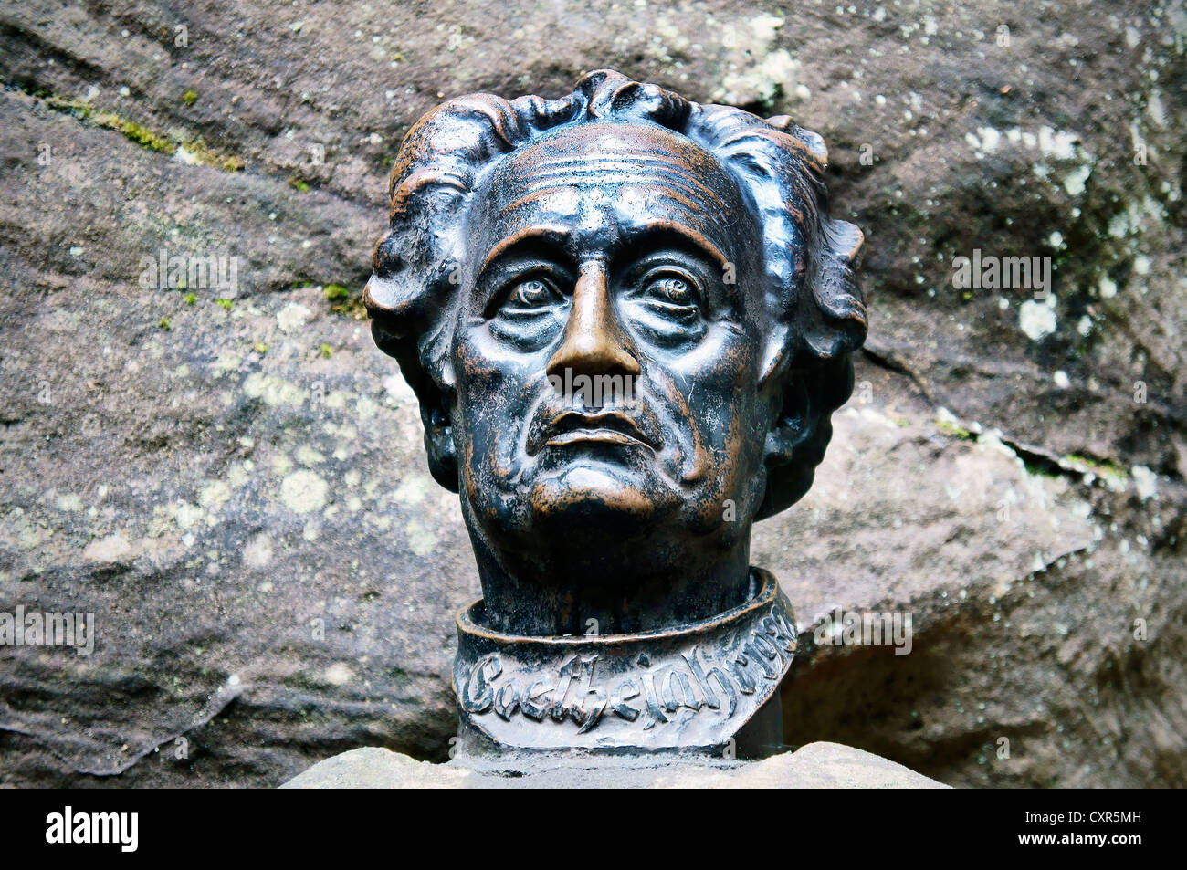 Johann Wolfgang Goethe busto commemorativo del writer's visita della roccia Adrspach città nell'anno 1790 è visto in Adrspach-Teplice Foto Stock