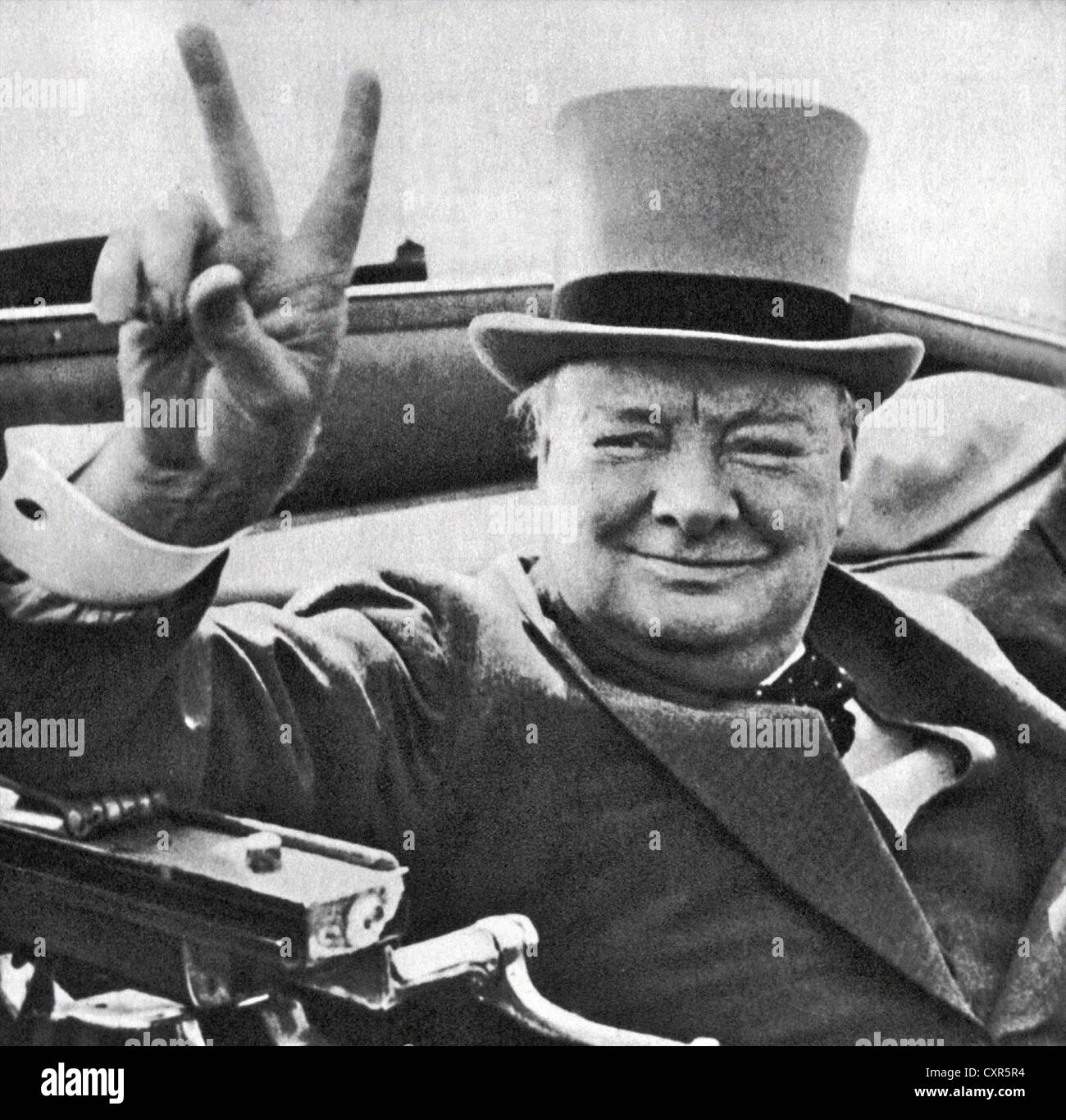 Leader bellico inglese Winston Churchill con il suo famoso V per la vittoria di segno. Immagine da archivio di stampa Ritratto Service (ex premere Portait Bureau) 1946 immagine Foto Stock