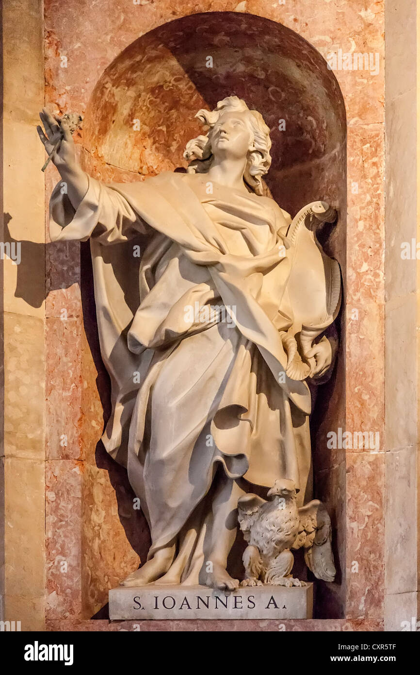San Giovanni Evangelista. Barocco italiano statua nella Basilica della Mafra National Palace, Portogallo. Foto Stock