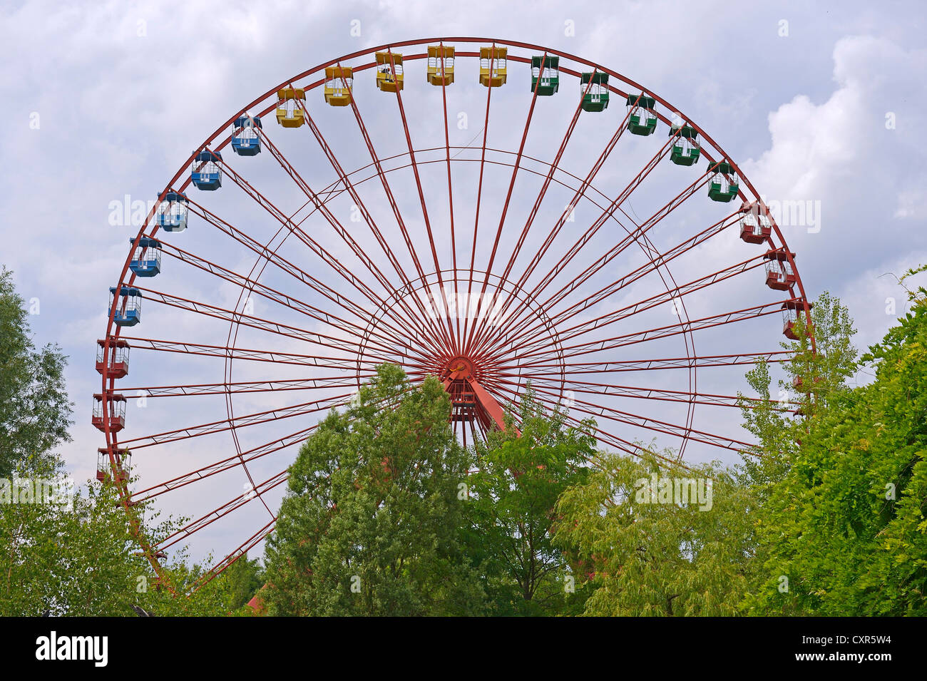 Visualizzazione nascosta del 45-metro-alta ruota panoramica Ferris nella ex Berlino Spreepark Amusement Park, precedentemente noto come Kulturpark Foto Stock