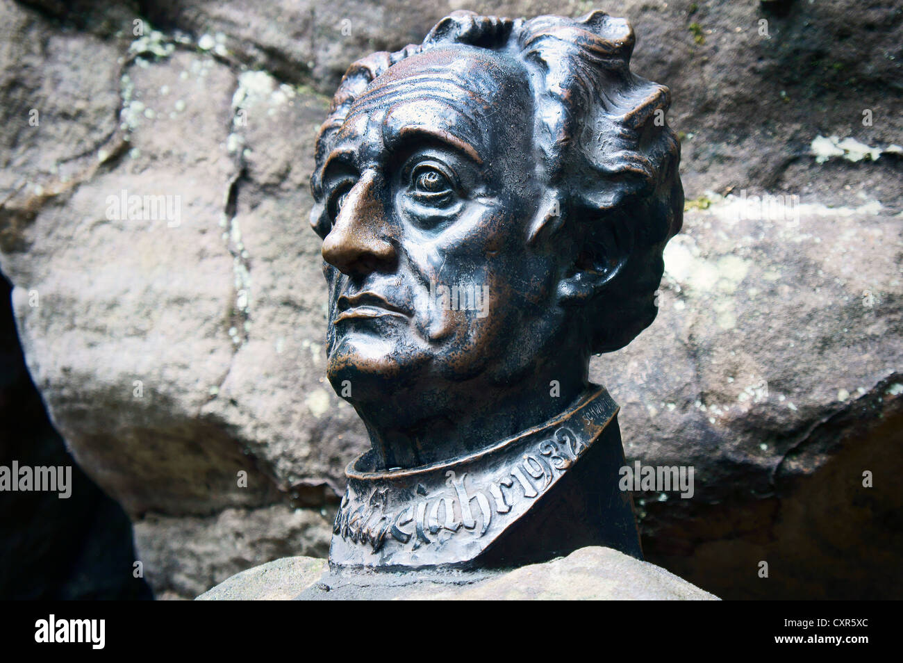Johann Wolfgang Goethe busto commemorativo del writer's visita della roccia Adrspach città nell'anno 1790 è visto in Adrspach-Teplice Foto Stock