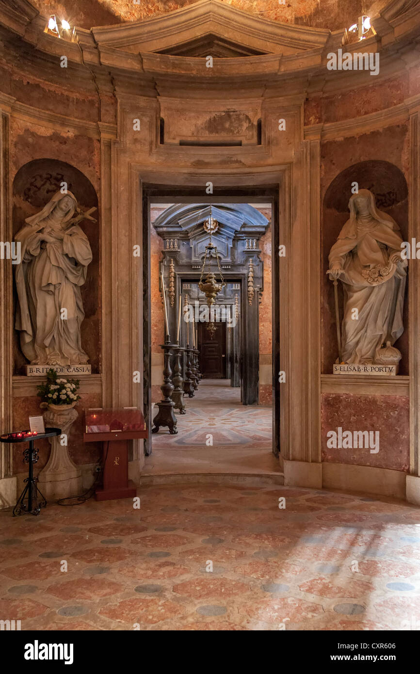 Santa Rita da Cascia e Santa Elisabetta di Portogallo. Italiano statue barocche nella Basilica della Mafra National Palace, Portogallo. Foto Stock