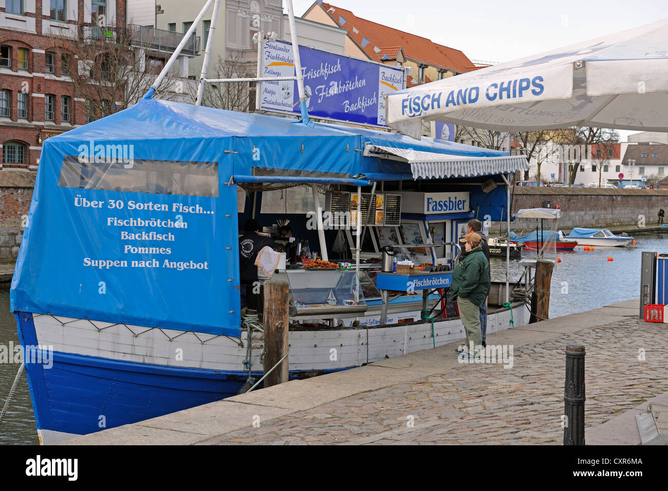 Fresa di pesca la vendita di pesce fresco e pesce pane-rotoli in Querkanal, un canale nel porto storico di Stralsund Foto Stock