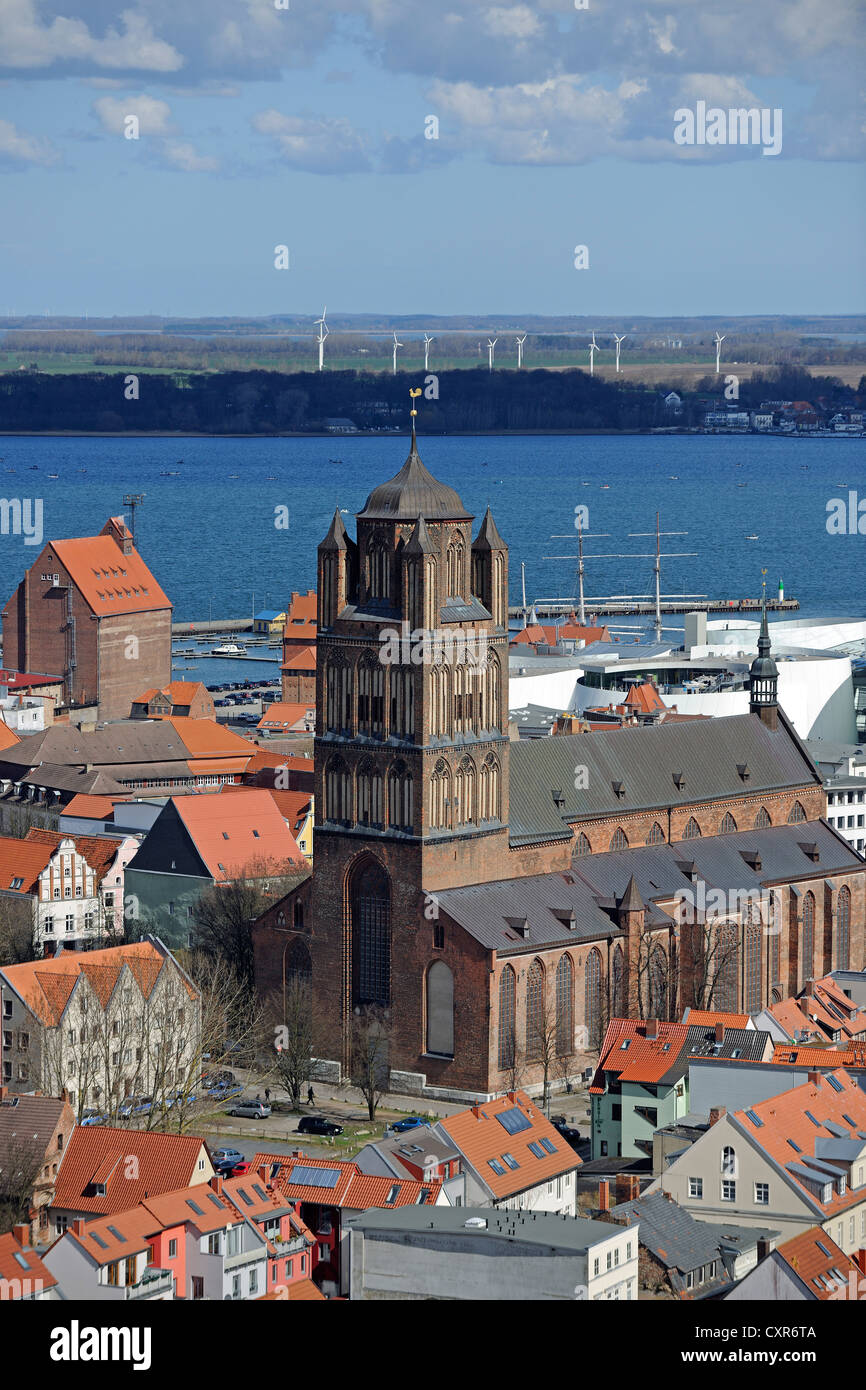 Vista dalla chiesa di S. Maria sopra il centro storico con la Chiesa di San Giacomo, porto e Strelasund, Stralsund Foto Stock