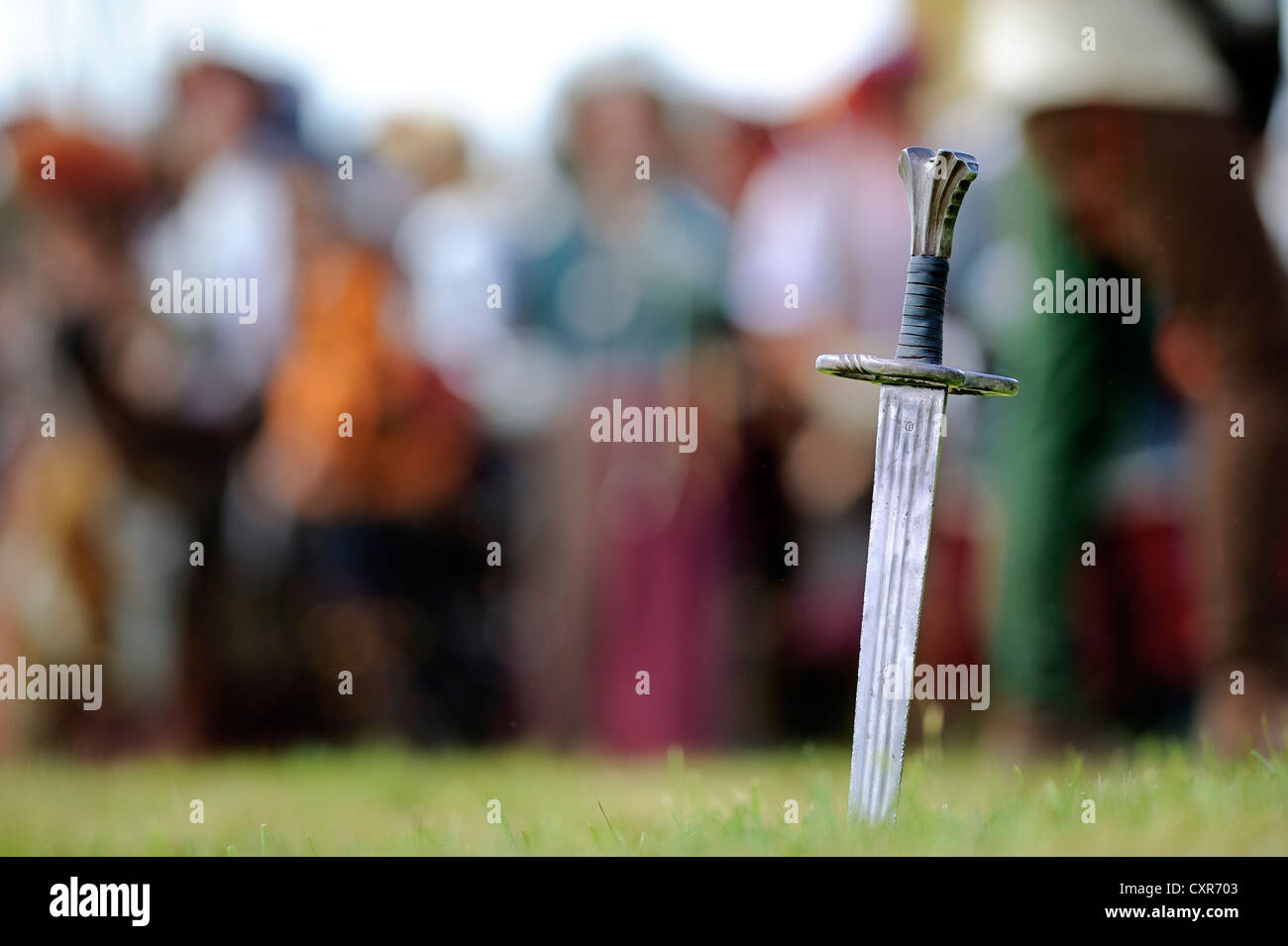 Spada con lanzichenecchi o soldati a piedi sul retro, rievocazione storica, Landsknecht Hurra 2012, Mittelberg, Allgaeu superiore Foto Stock
