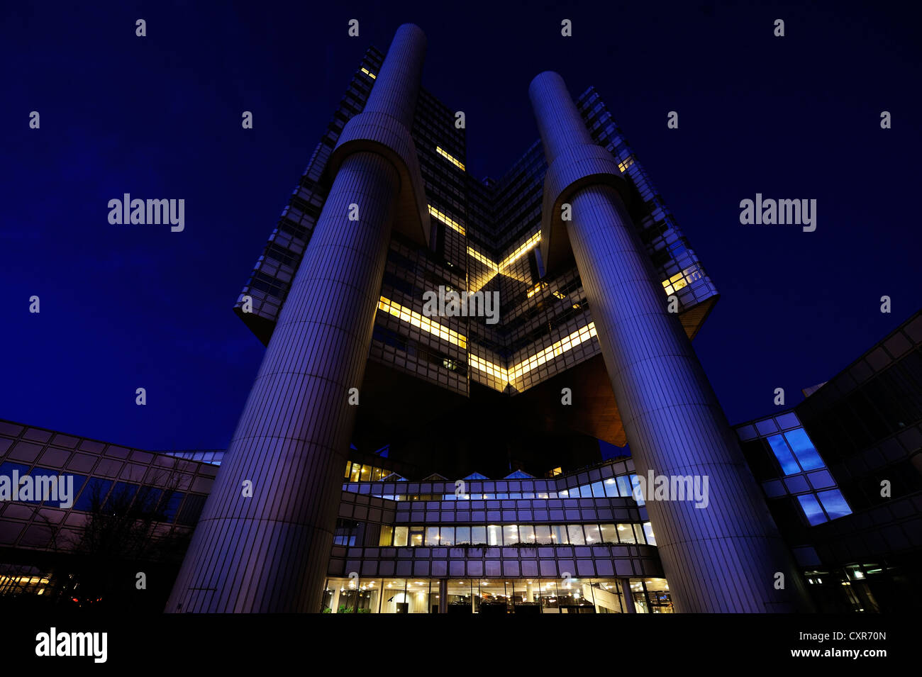 Un edificio a più piani, notte, Monaco di Baviera, Germania, Europa Foto Stock