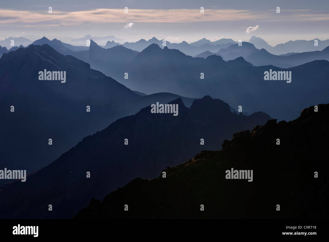 Panorama di montagna nel blu ora, Mt. Feuerspitze, Steeg, Lech, Ausserfern, Tirolo, Austria, Europa Foto Stock